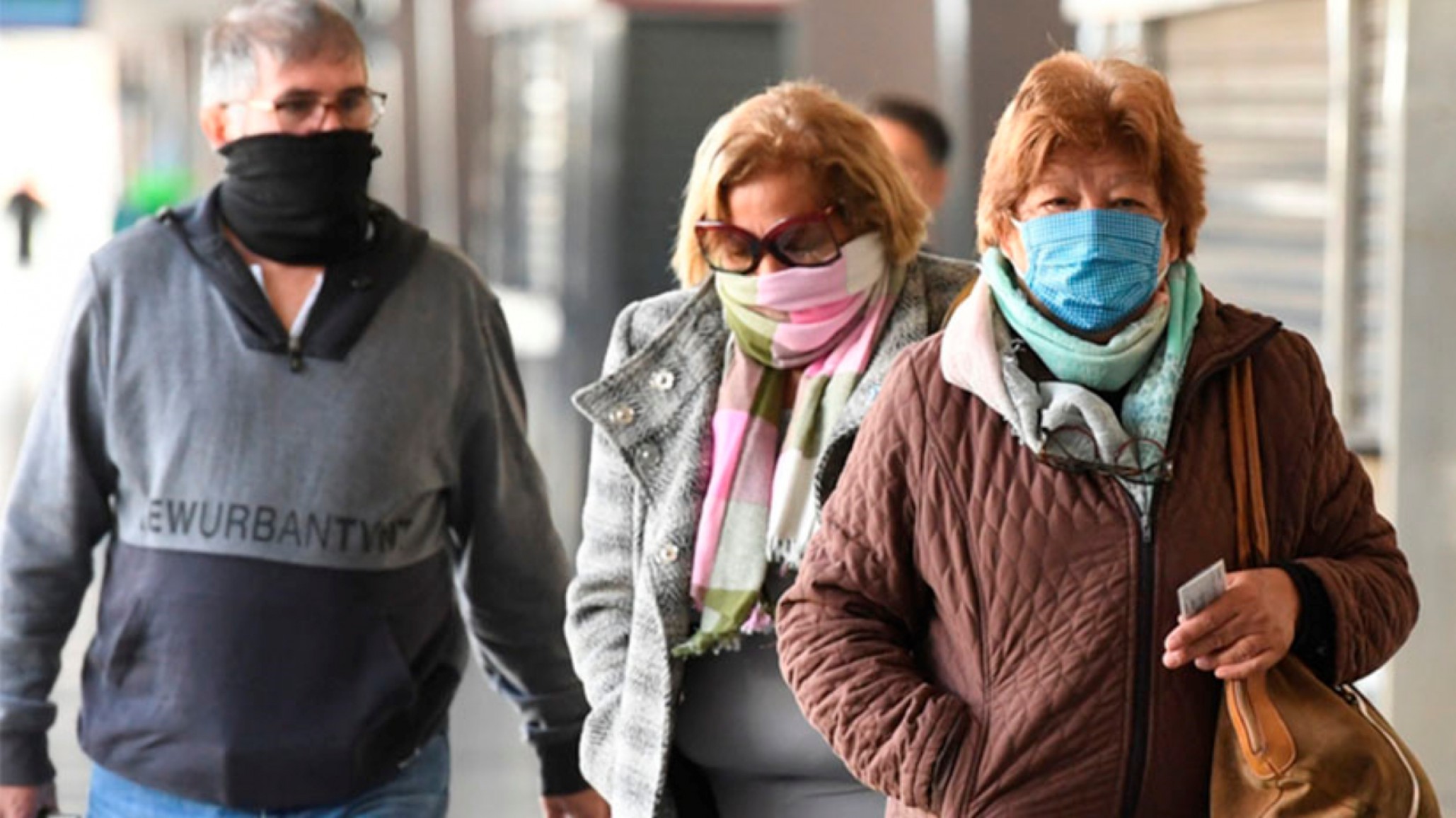 El gobierno decidió que ya no se usará el barbijo al aire libre