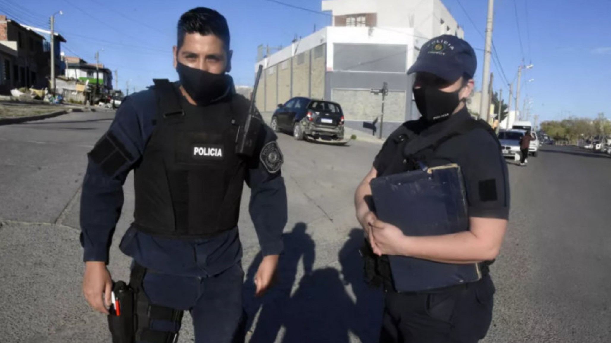 Dos policías le hicieron RCP a una beba que no respiraba y le salvaron la vida