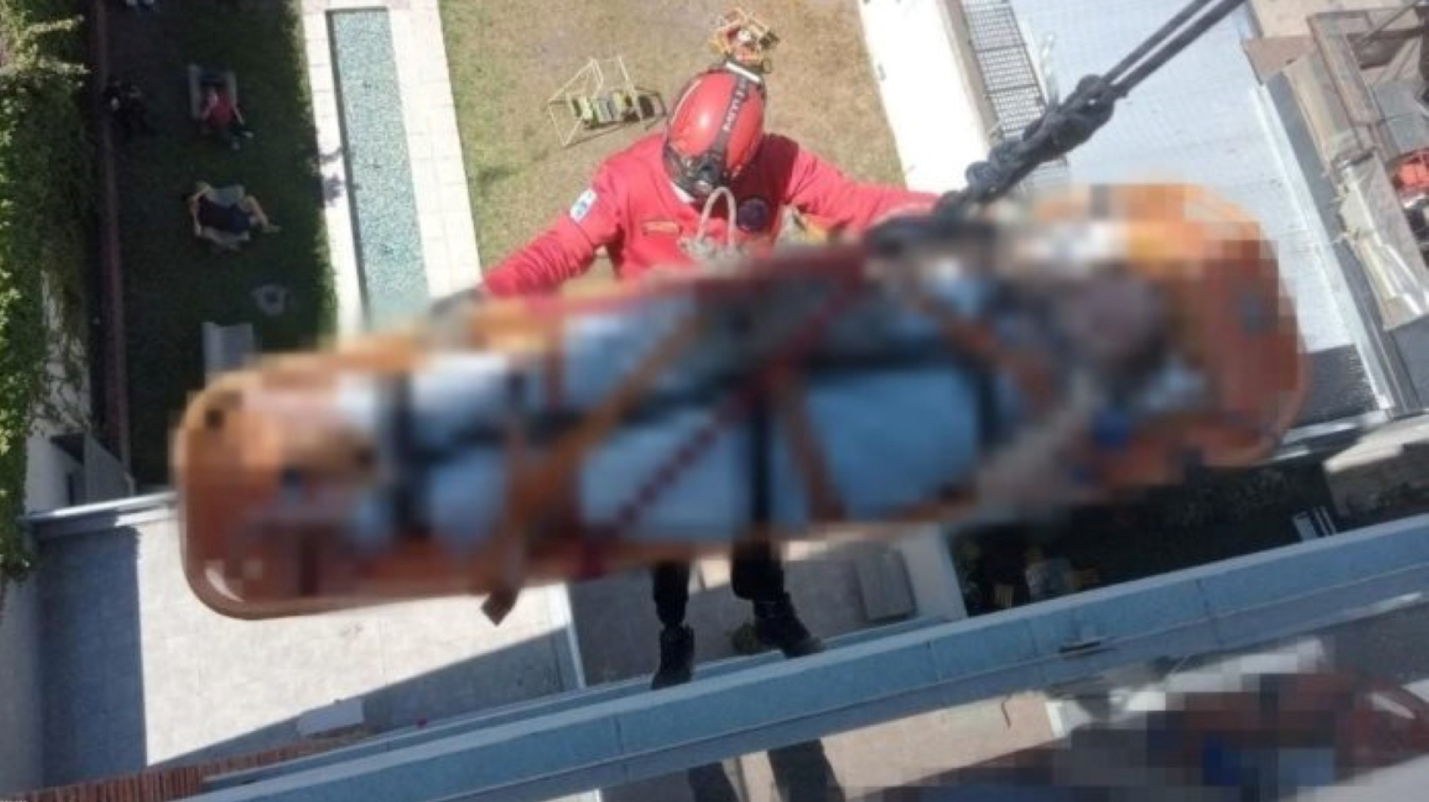 Video: Así bomberos bajaron a una mujer “no andaba el ascensor”