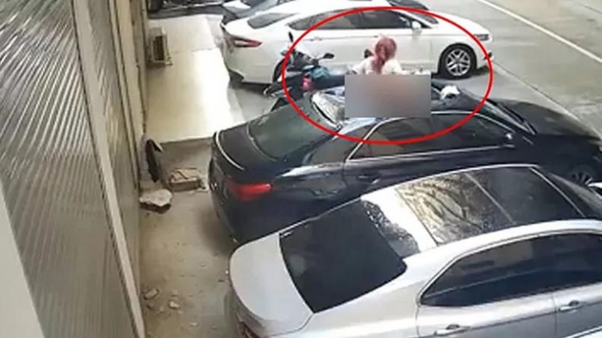 Video: una joven tenía sexo en el balcón y cayó sobre el auto del vecino