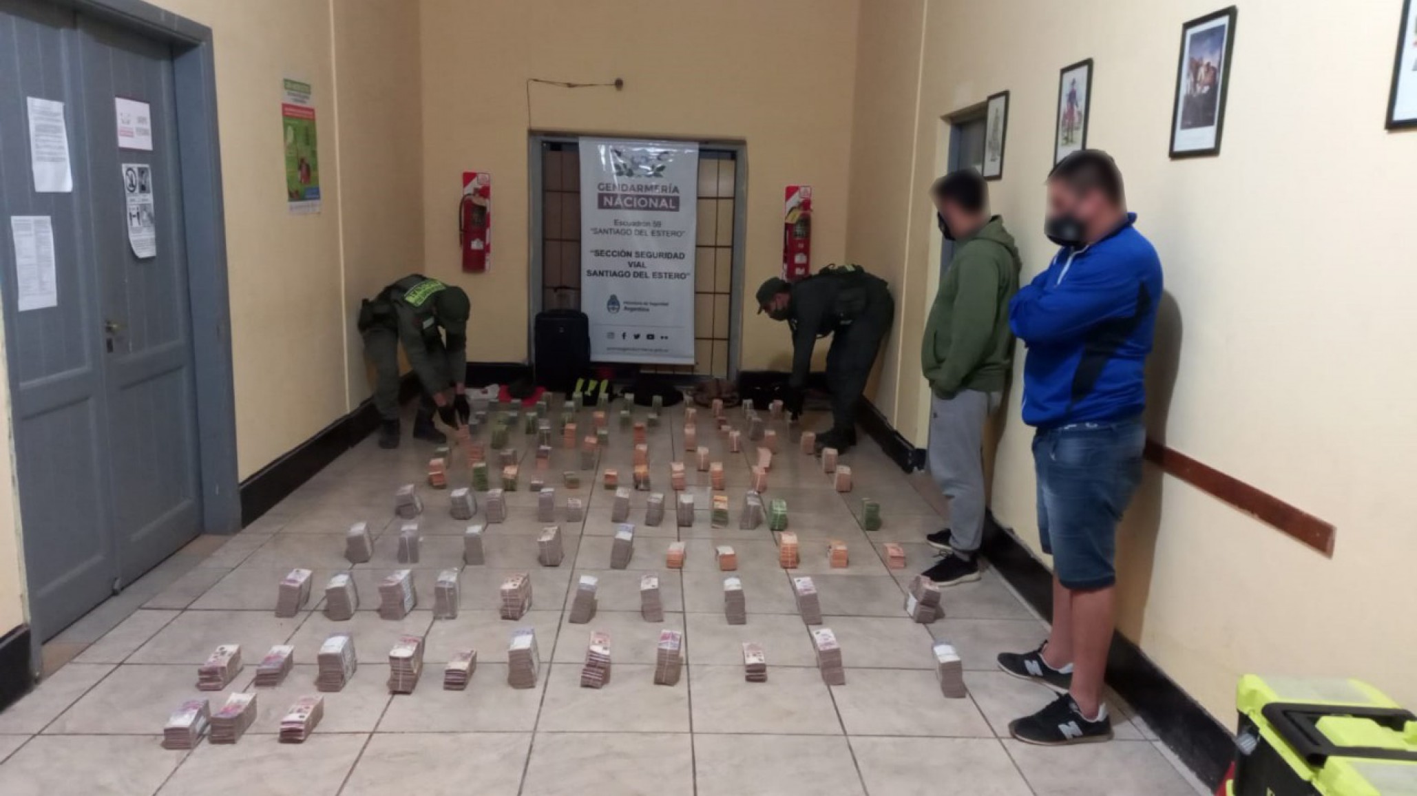 Gendarmería paró un auto en un control y descubrió que llevaban 44 millones de pesos escondidos en el baúl