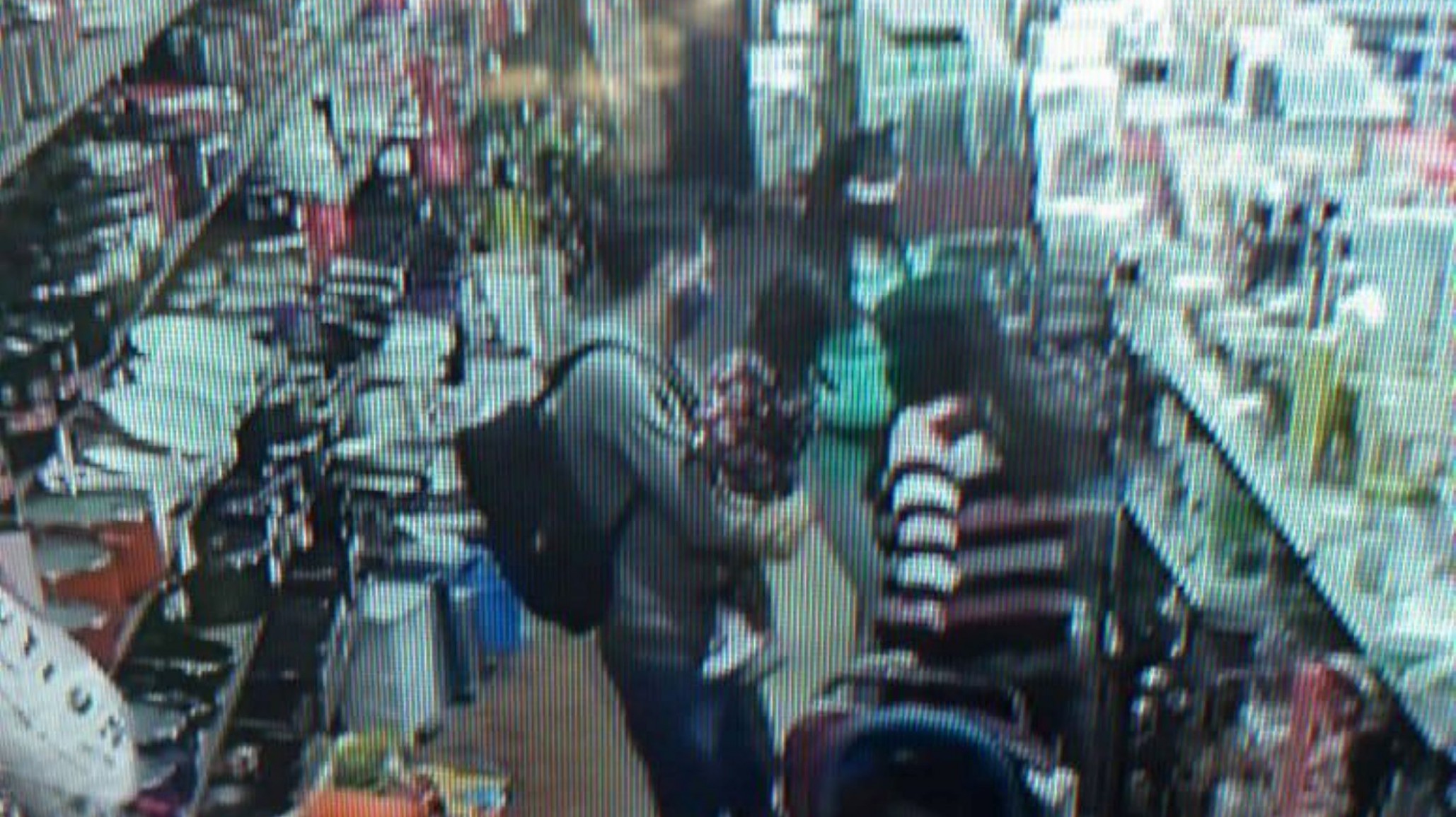 Buscan a una pareja que roba junto a sus hijos y esconde plata en el cochecito