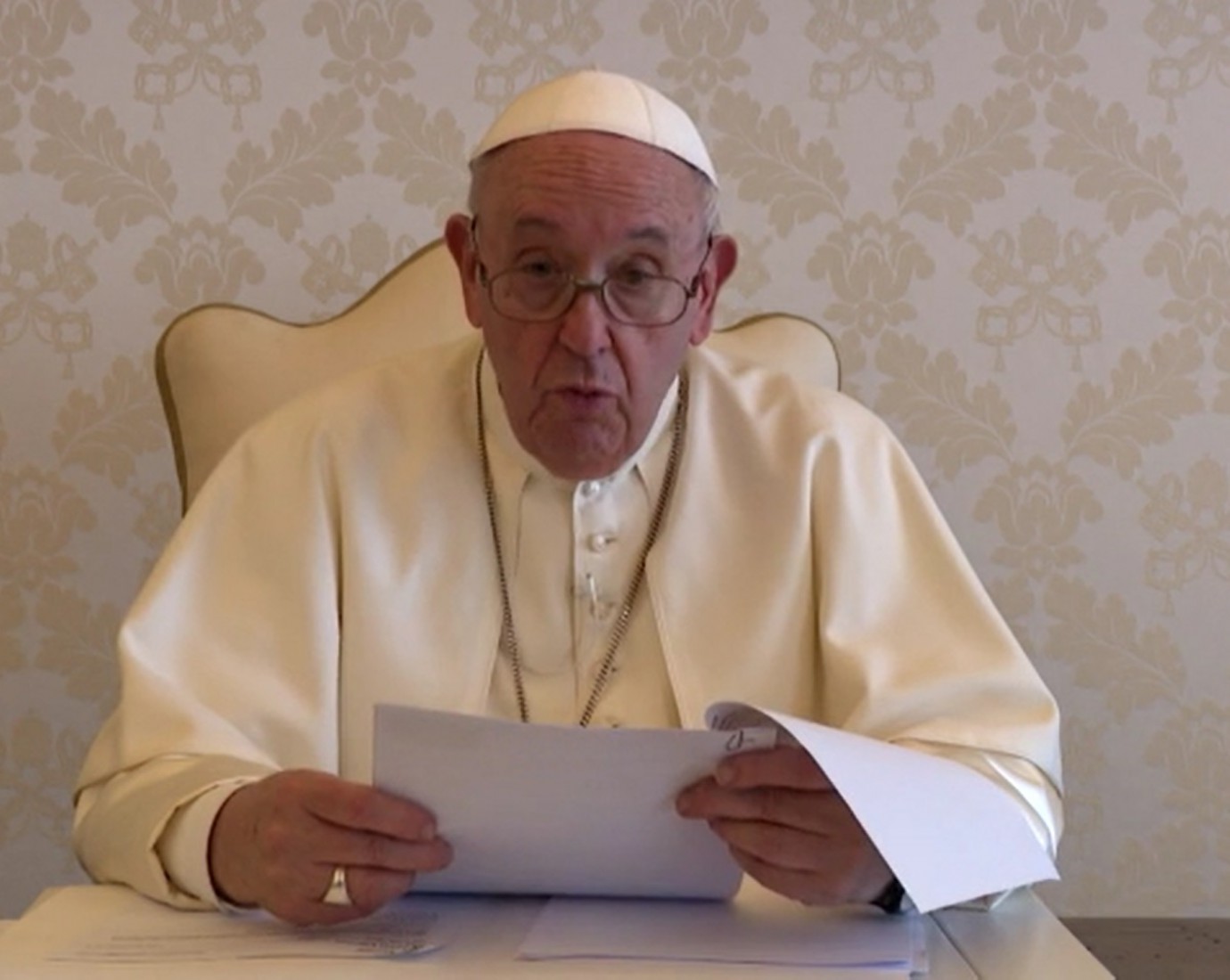 El papa Francisco mejora tras 15 días de internación, pero su pronóstico sigue reservado