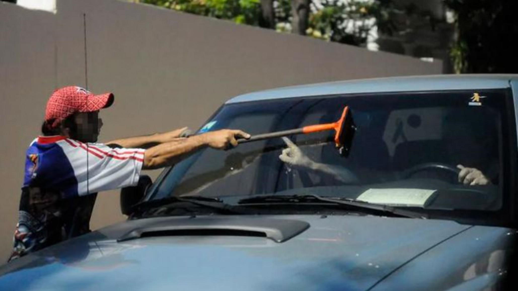 Limpiavidrios le partió una balde en la cabeza a una mujer