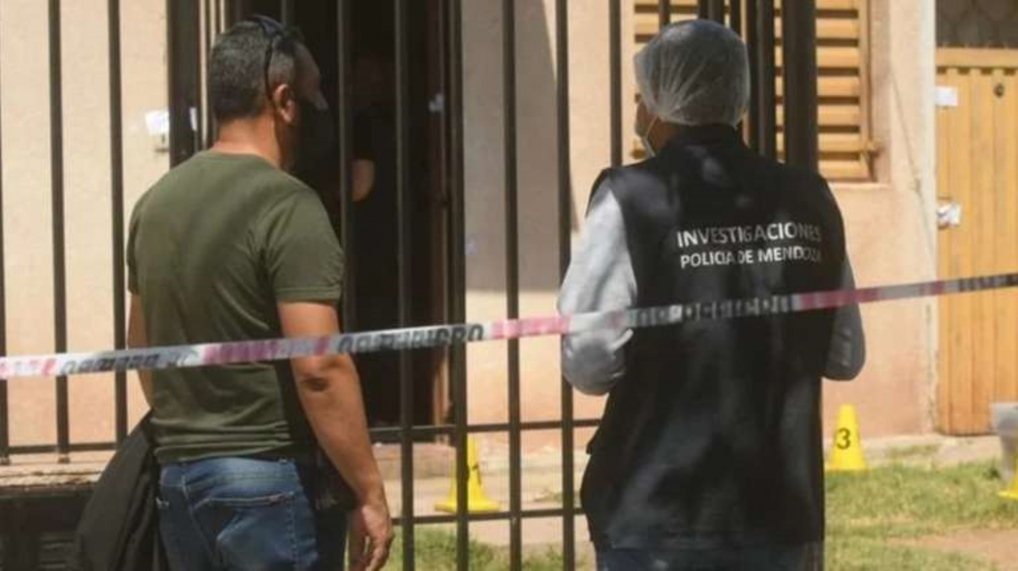 Un hombre apuñaló a su hermano y lo enterró en el patio de su casa