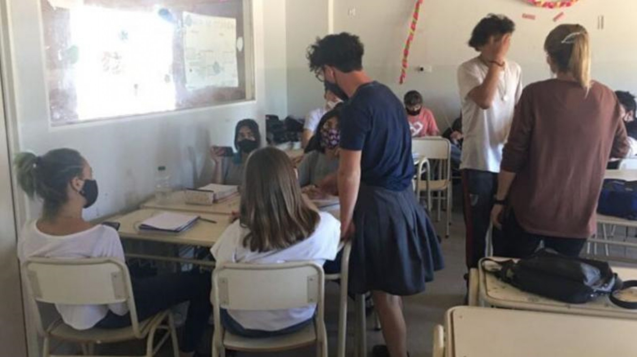 Un estudiante fue a la escuela en pollera porque no le permiten usar short