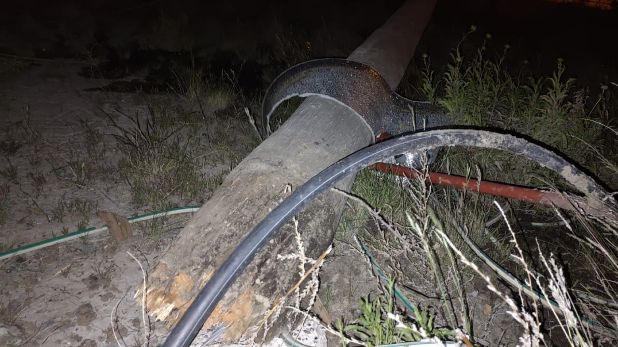 Con una motosierra cortaron tres postes de luz y llegó la policía