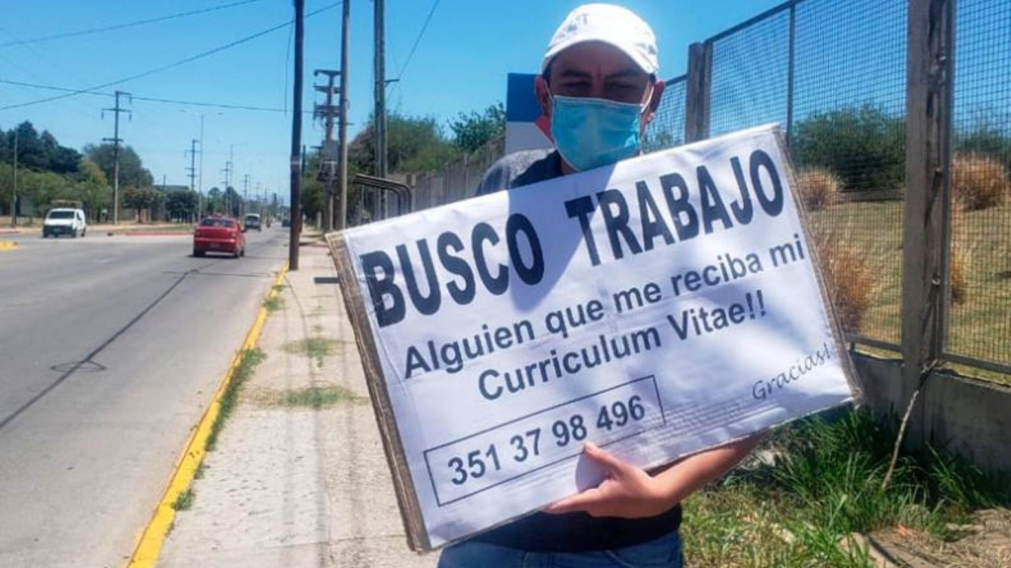 Buscó trabajo con cartel, fue viral y ya tiene empleo “no quería vivir de planes”