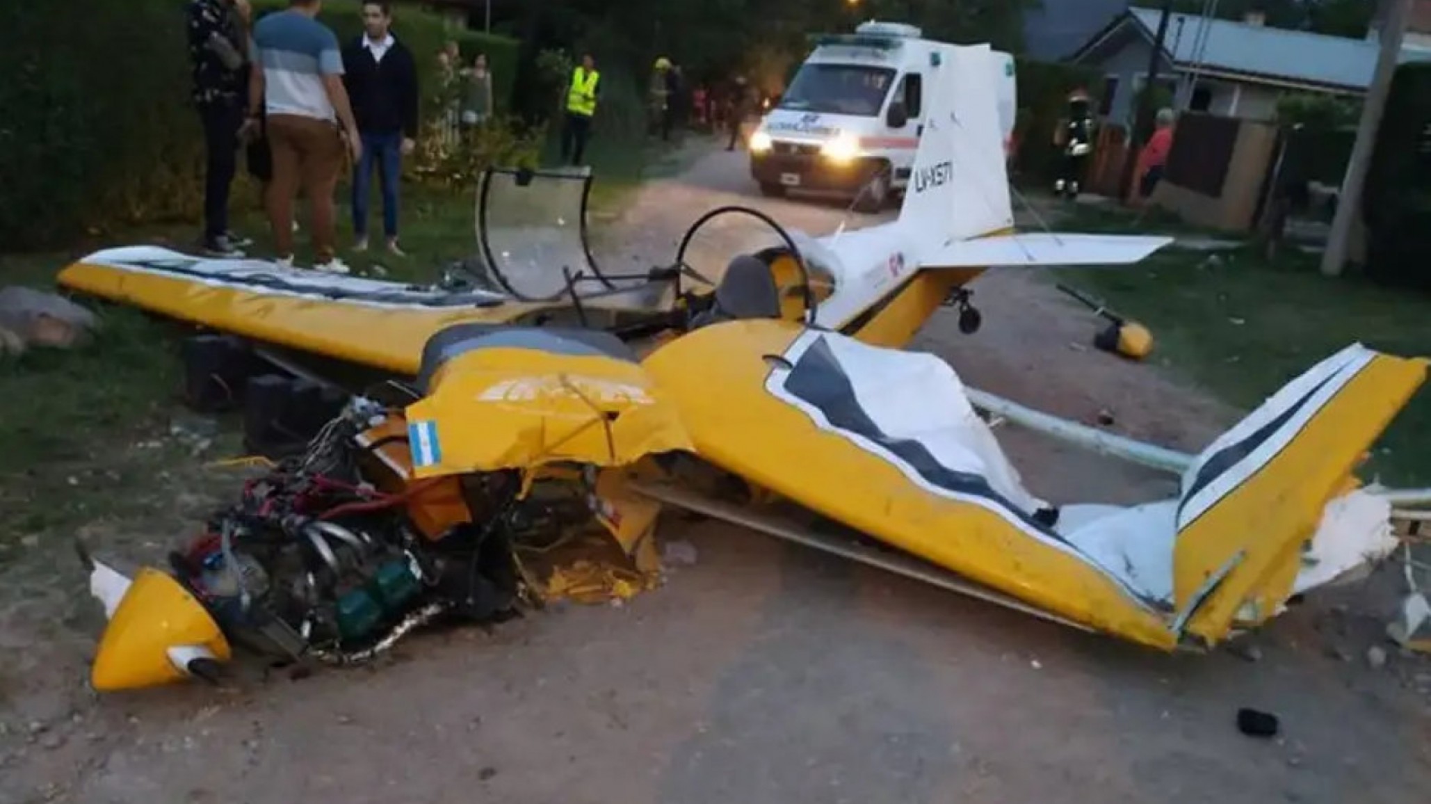 Avioneta de acrobacias se estrelló: el piloto está grave y casi mata a una mujer y su hija