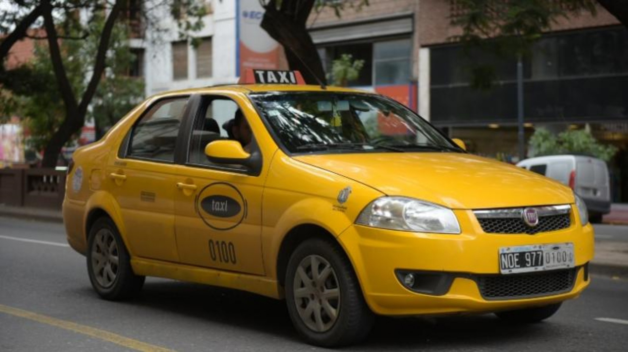 Robaron a taxista: lo encerraron en el baúl y “lo salvaron los vecinos”