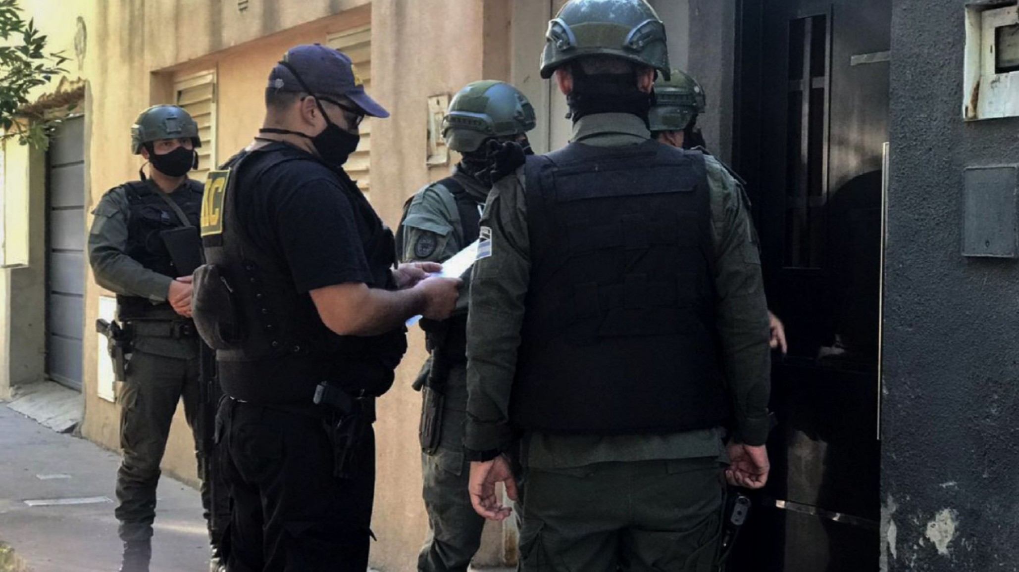 33 allanamientos en Rosario: Detuvieron a tres personas y secuestraron armas y drogas