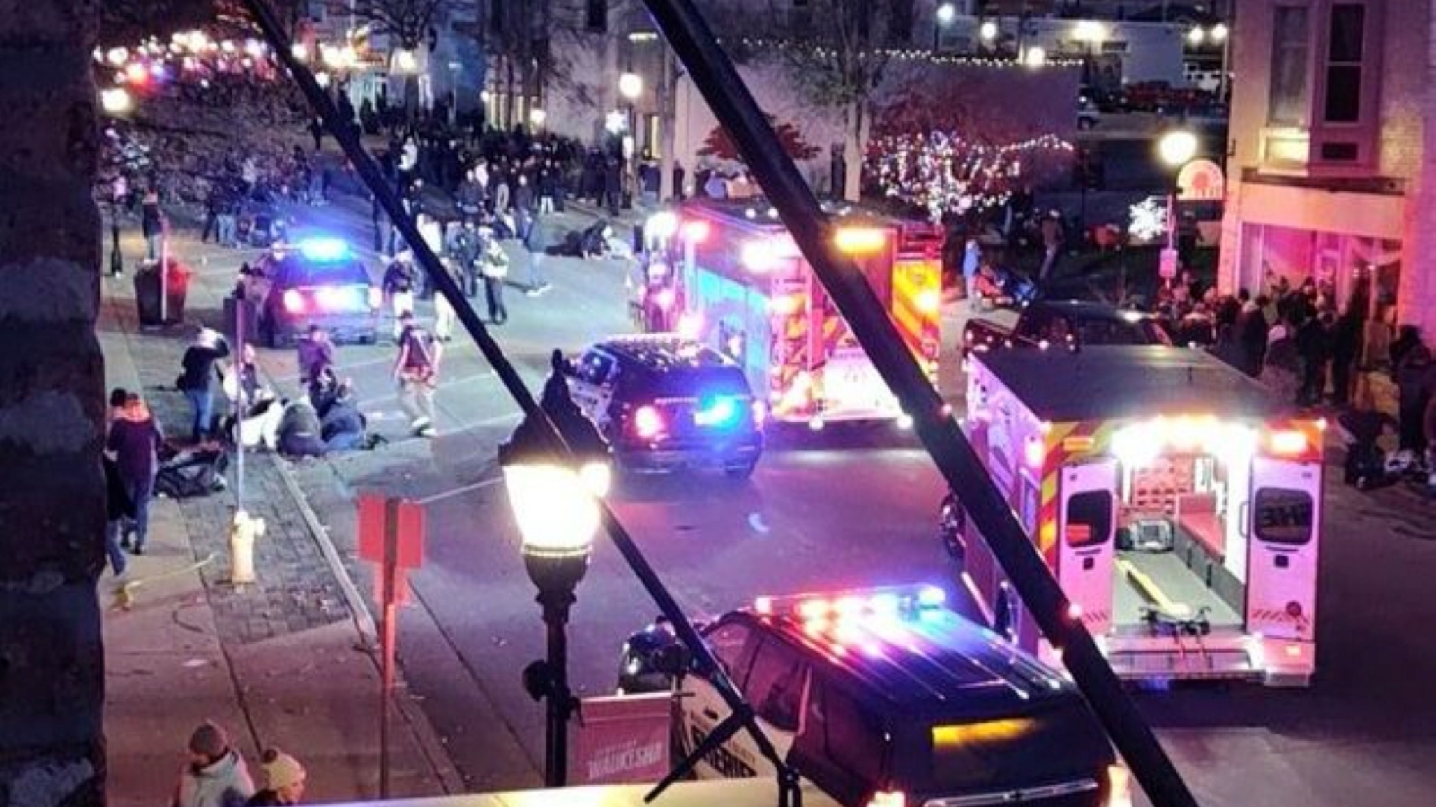 Tragedia en desfile navideño: 5 muertos y 40 heridos por una camioneta