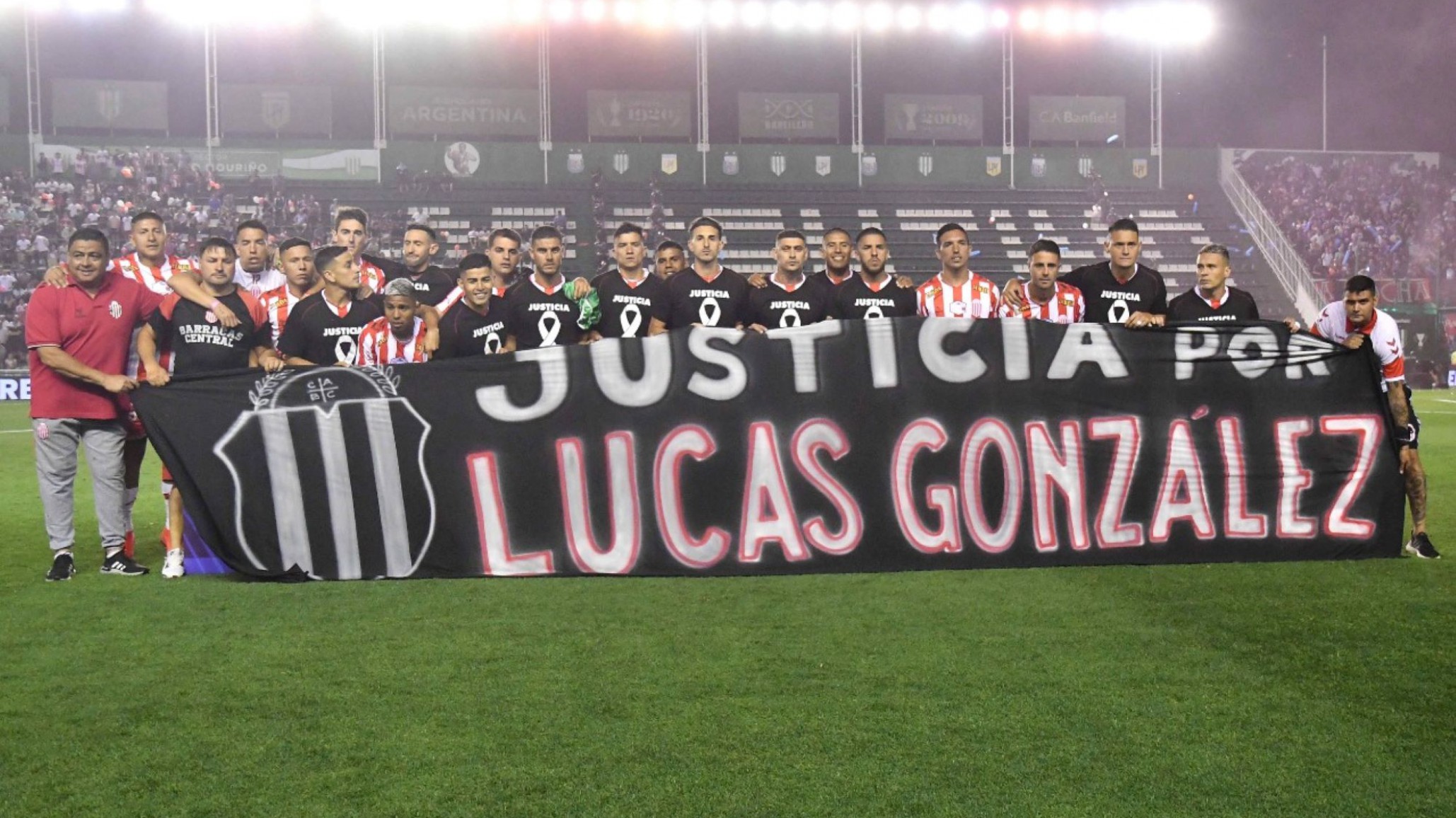 En la final del Nacional B entre Tigre y Barracas los jugadores homenajearon a Lucas González