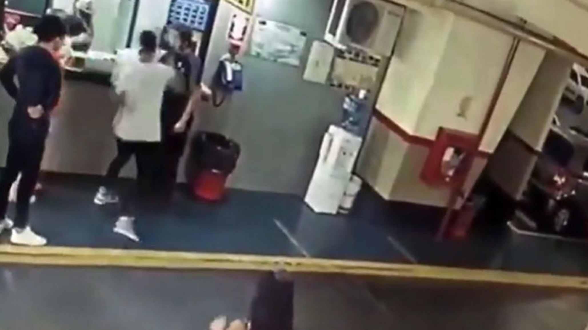 El adolescente que golpeó al playero lleva tres días prófugo