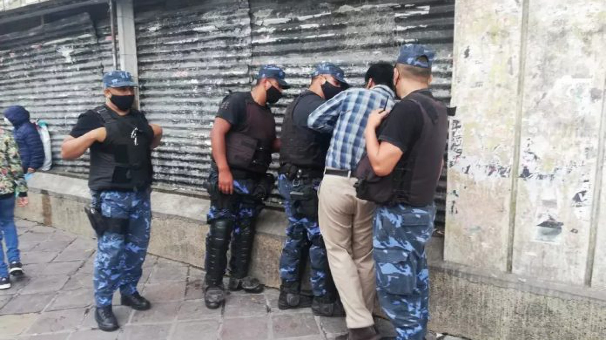 Detuvieron a un docente en Salta por filmar debajo de la pollera a menores en la calle