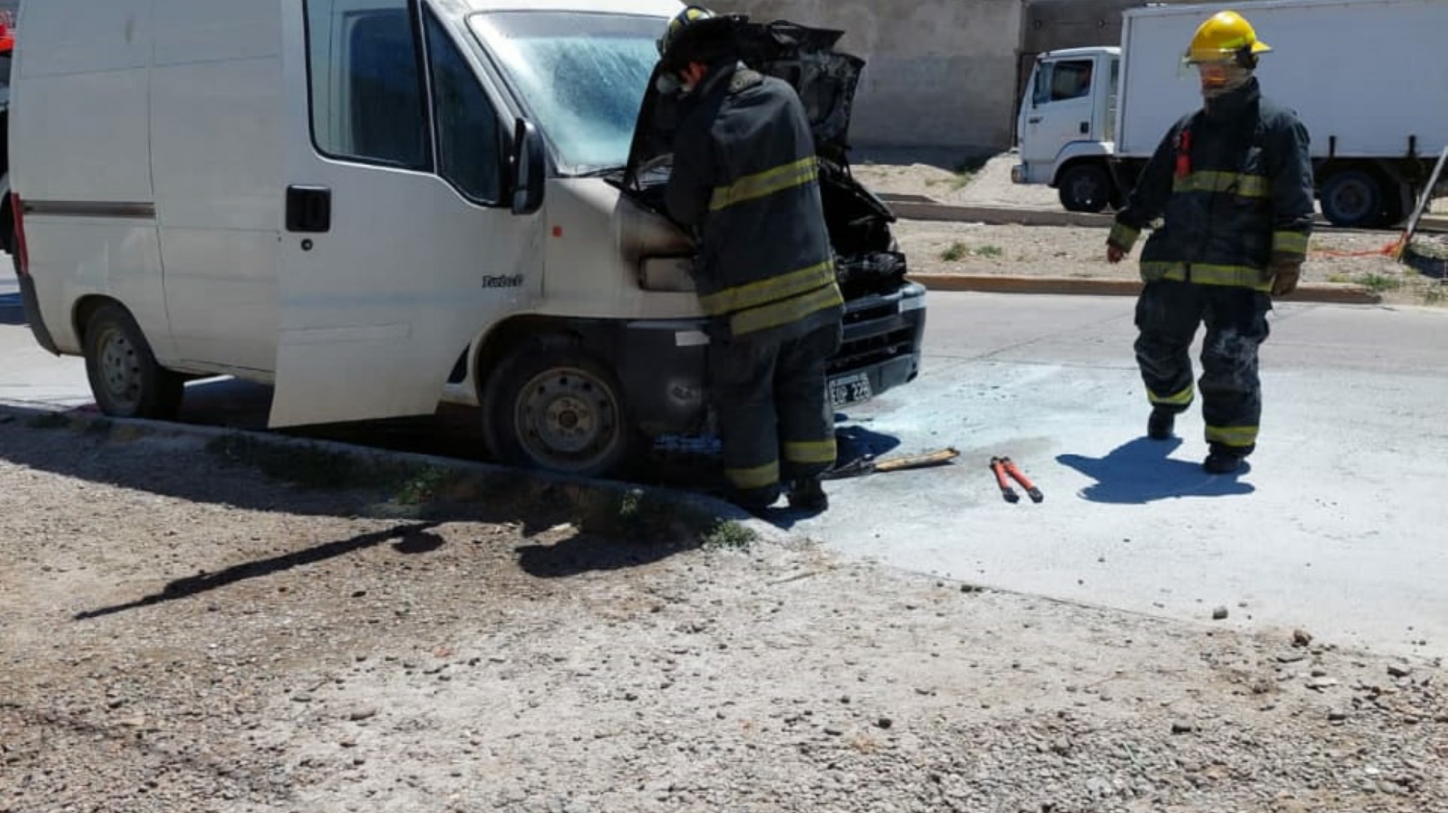 Bomberos y policías controlaron un principio de incendio en una camioneta, no hubo lesionados