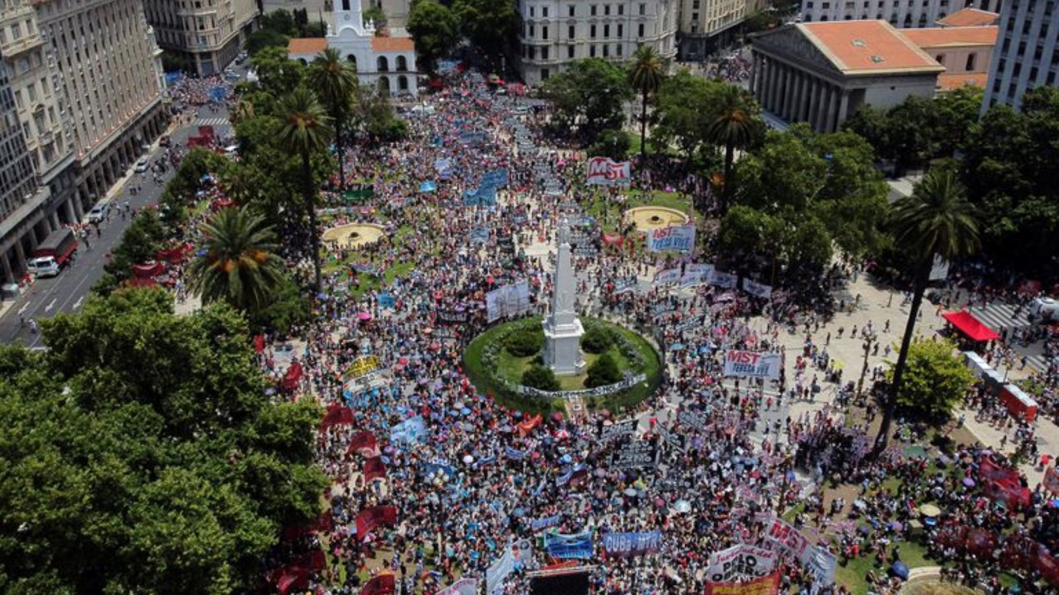 Masiva movilización a Plaza de Mayo para recordar a las víctimas de la represión por el estallido social de 2001