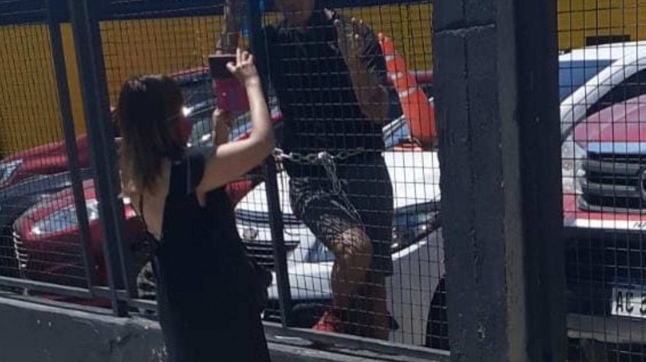 Hombre se encadenó en una concesionaria porque compró una camioneta con fallas mecánicas y no se la quieren cambiar