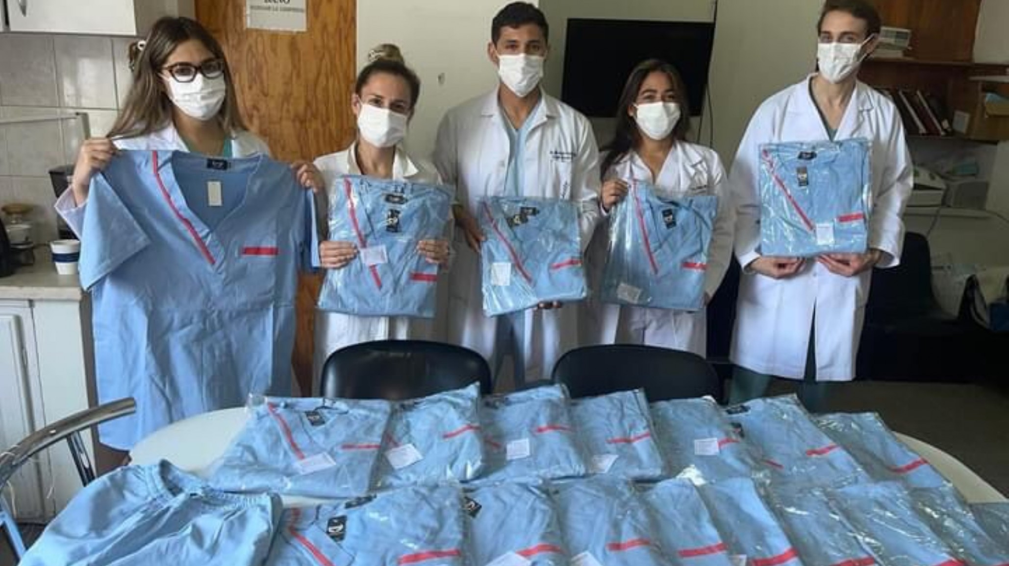 Donación: El médico que operó con un ambo de carnicero en Comodoro usó su sueldo para comprar ambos de quirófano