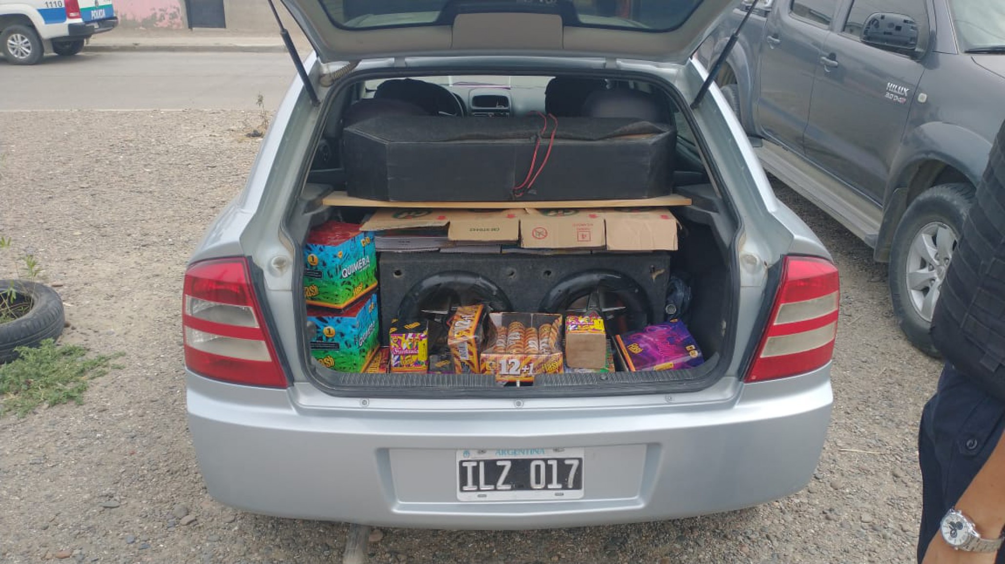 Le labraron un acta a un hombre que transportaba pirotecnia en su auto