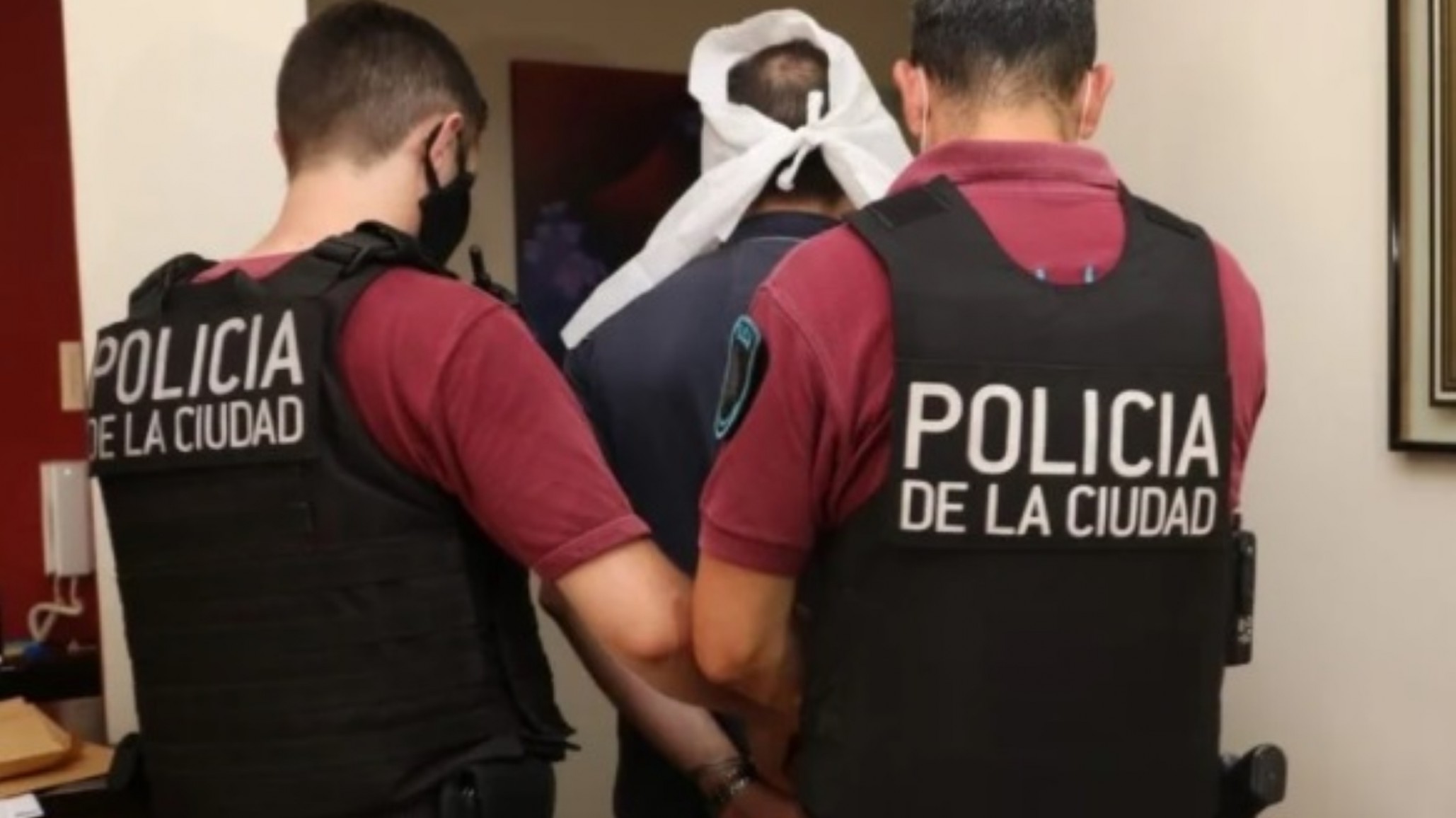 Detuvieron a un homeópata estafador que emitía certificados truchos para evitar la vacunación contra el Covid-19