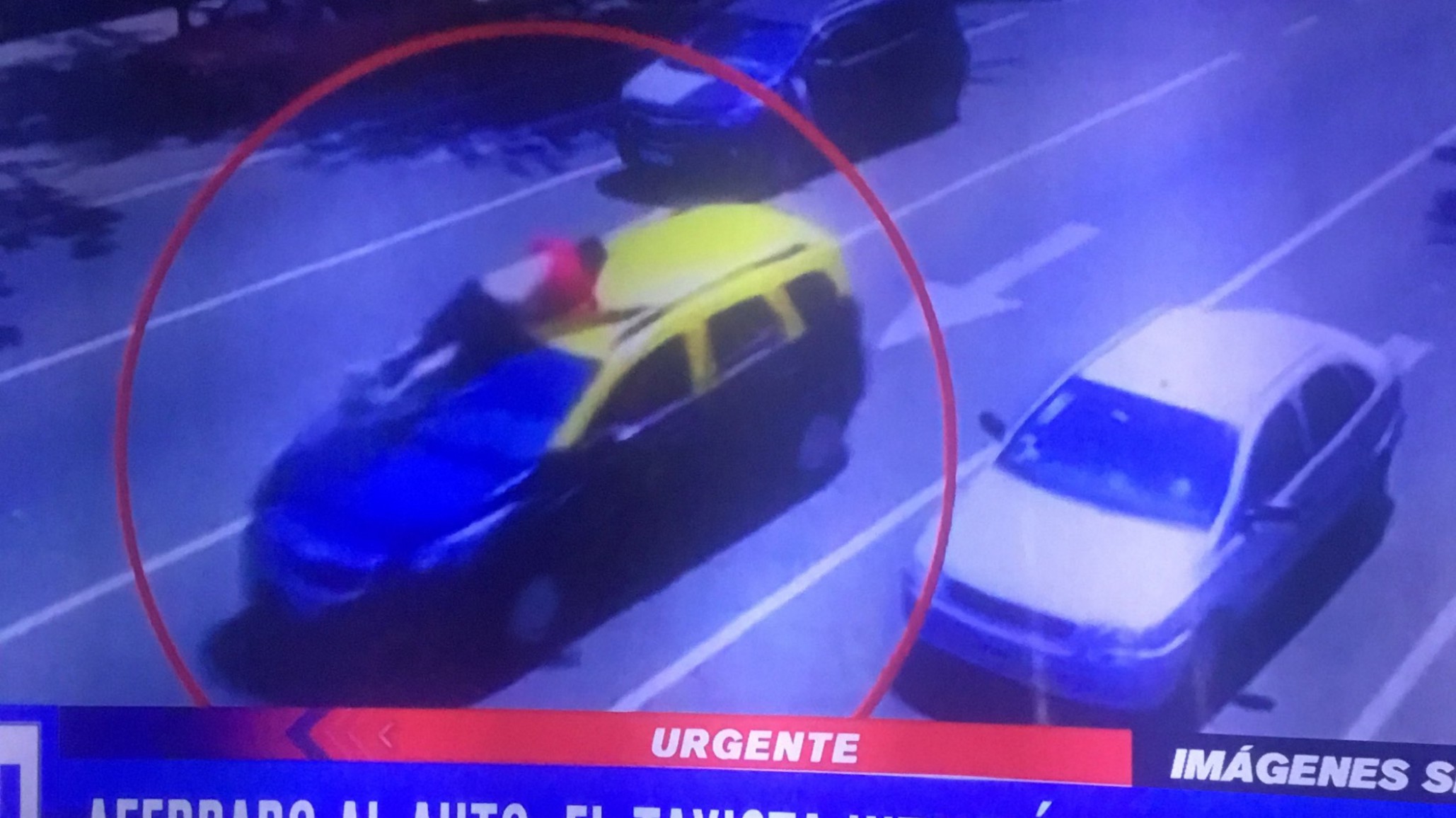 Ladrón robó un taxi y mató al dueño, que se aferró al capó, tras chocar con otro auto
