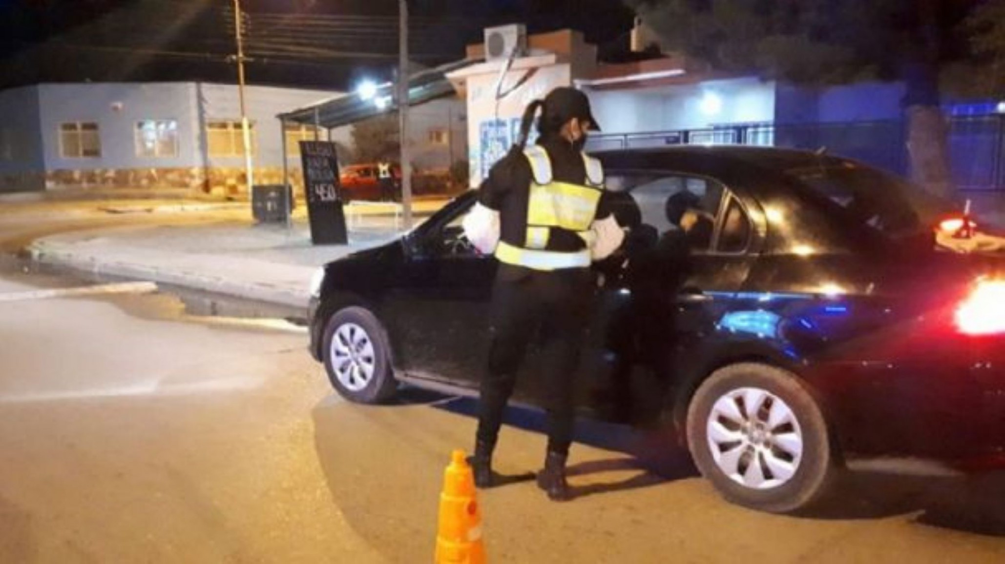 Un conductor atropelló a una inspectora en un control, le rompió una pierna y huyó