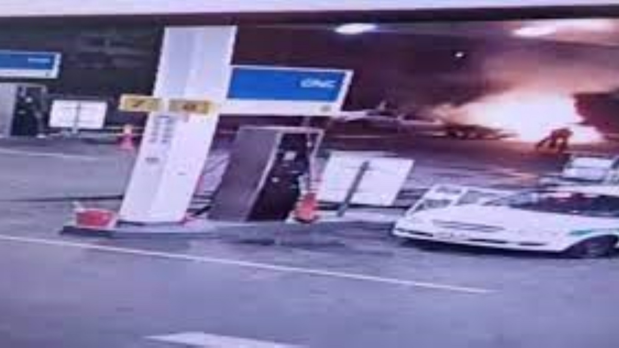 Pudo haber sido una tragedia: Un auto explotó frente a dos estaciones de servicio y un playero apagó el fuego