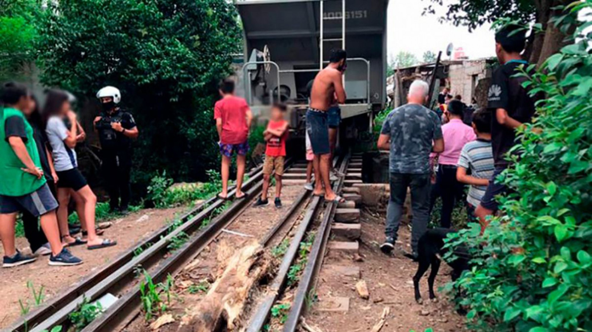 Ladrones hicieron descarrilar un tren para saquearlo pero viajaba vacío, hay tres heridos