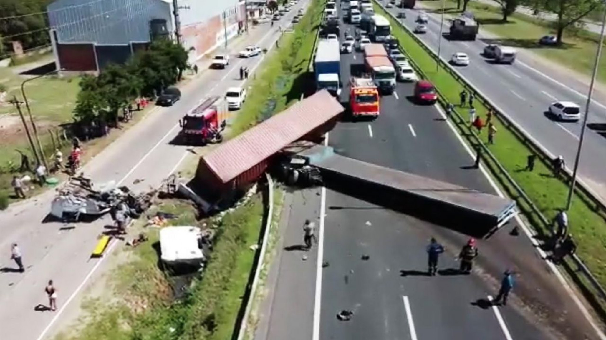 Chocó y volcó un camión que transportaba cerveza: la policía dispersó a los tiros a quienes quisieron robar la mercadería