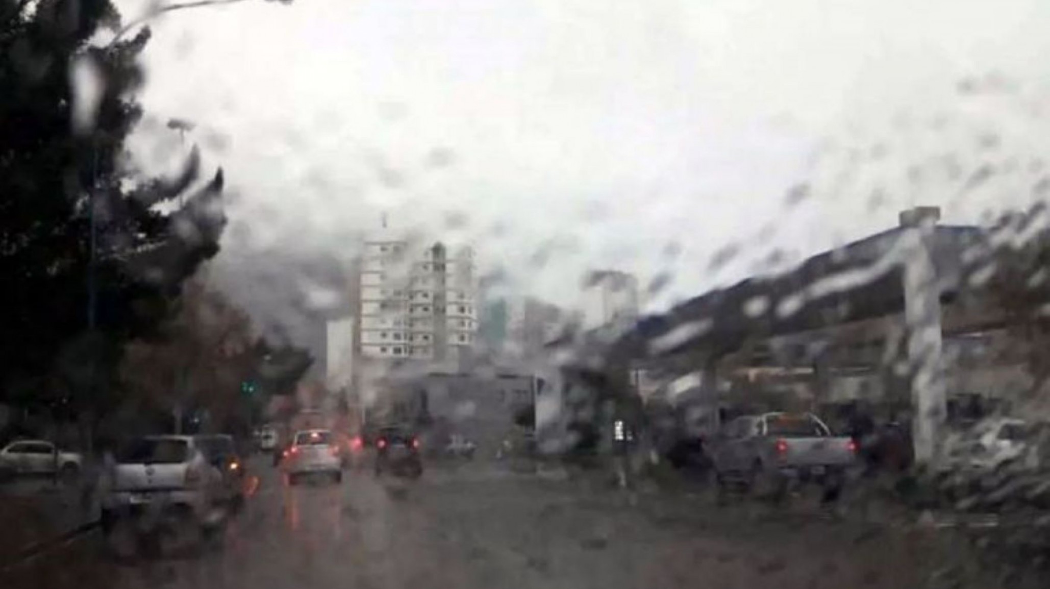 "Las olas, el viento y el frío del mar": conocé el pronóstico de este sábado