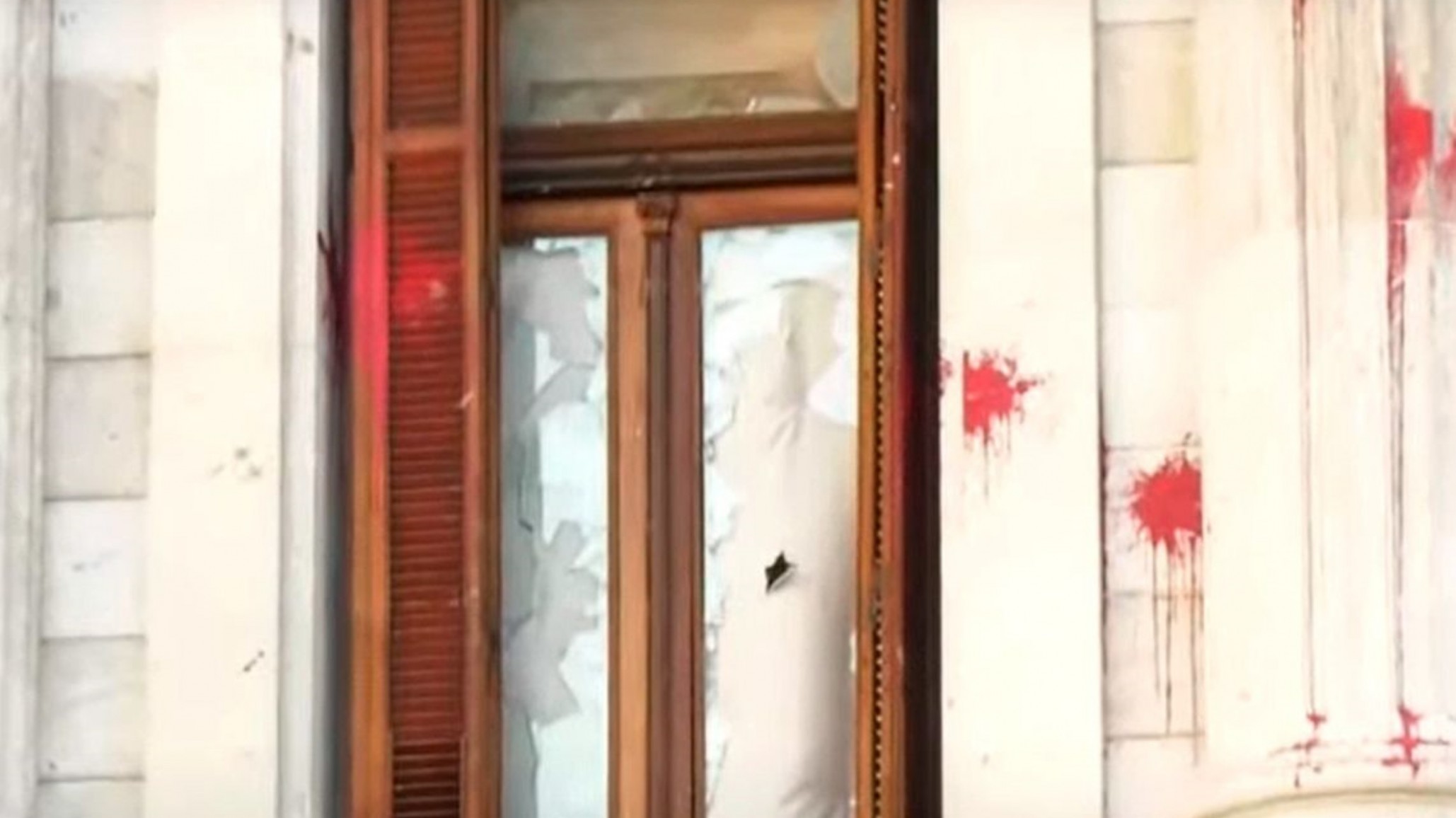 Por los incidentes en el Congreso destrozaron las ventanas del despacho de Cristina Kirchner