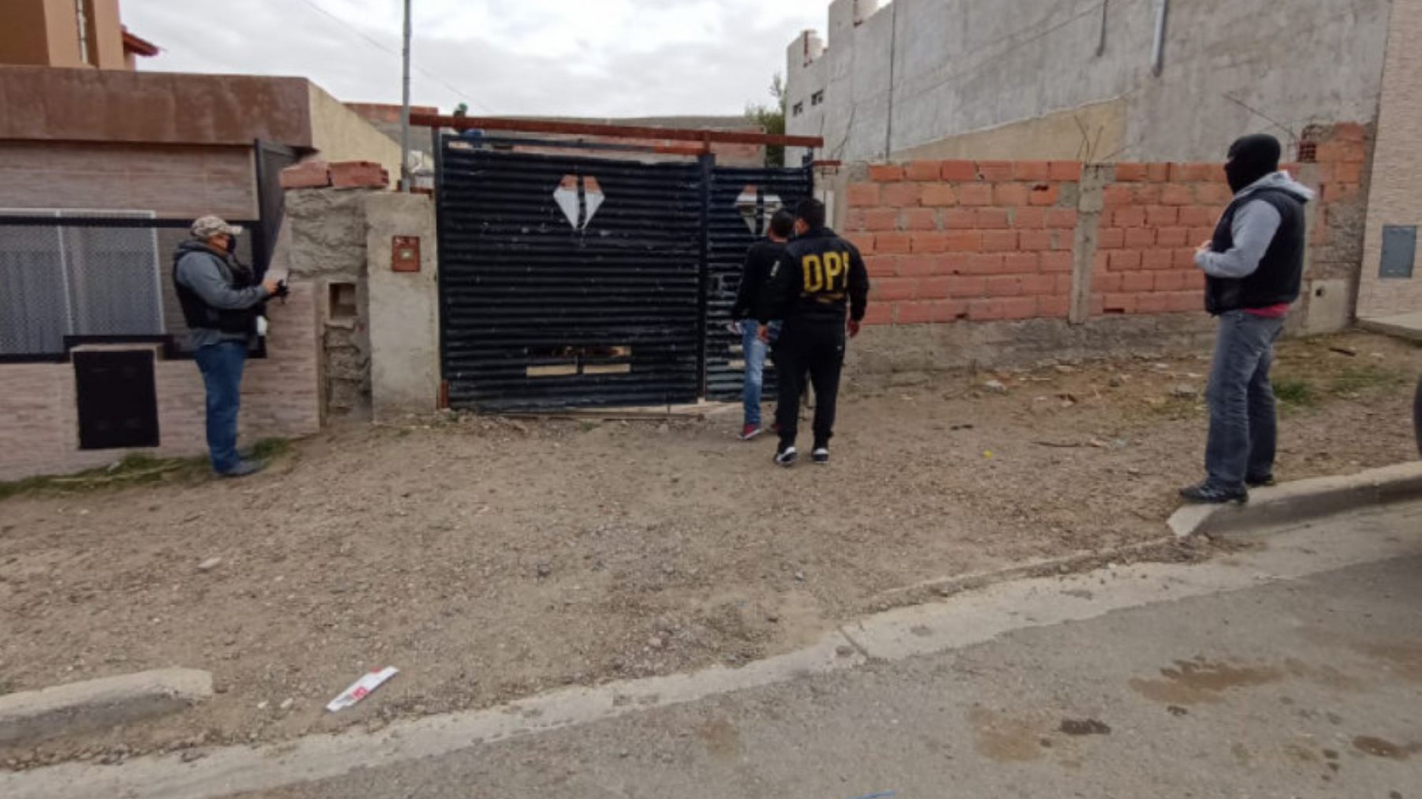 Se tomaron un taxi, no le pagaron el viaje al chofer y le dispararon tres veces