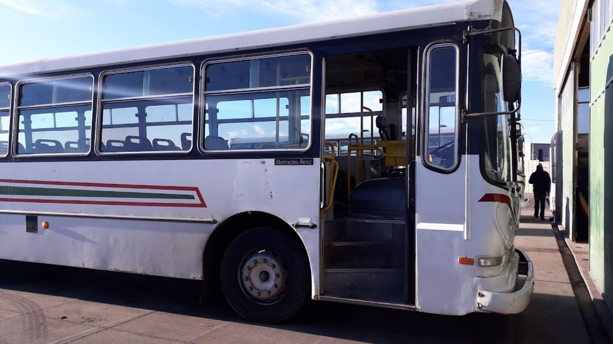 Joven cayó de un colectivo “golpeó la cabeza contra el pavimento y está internado”