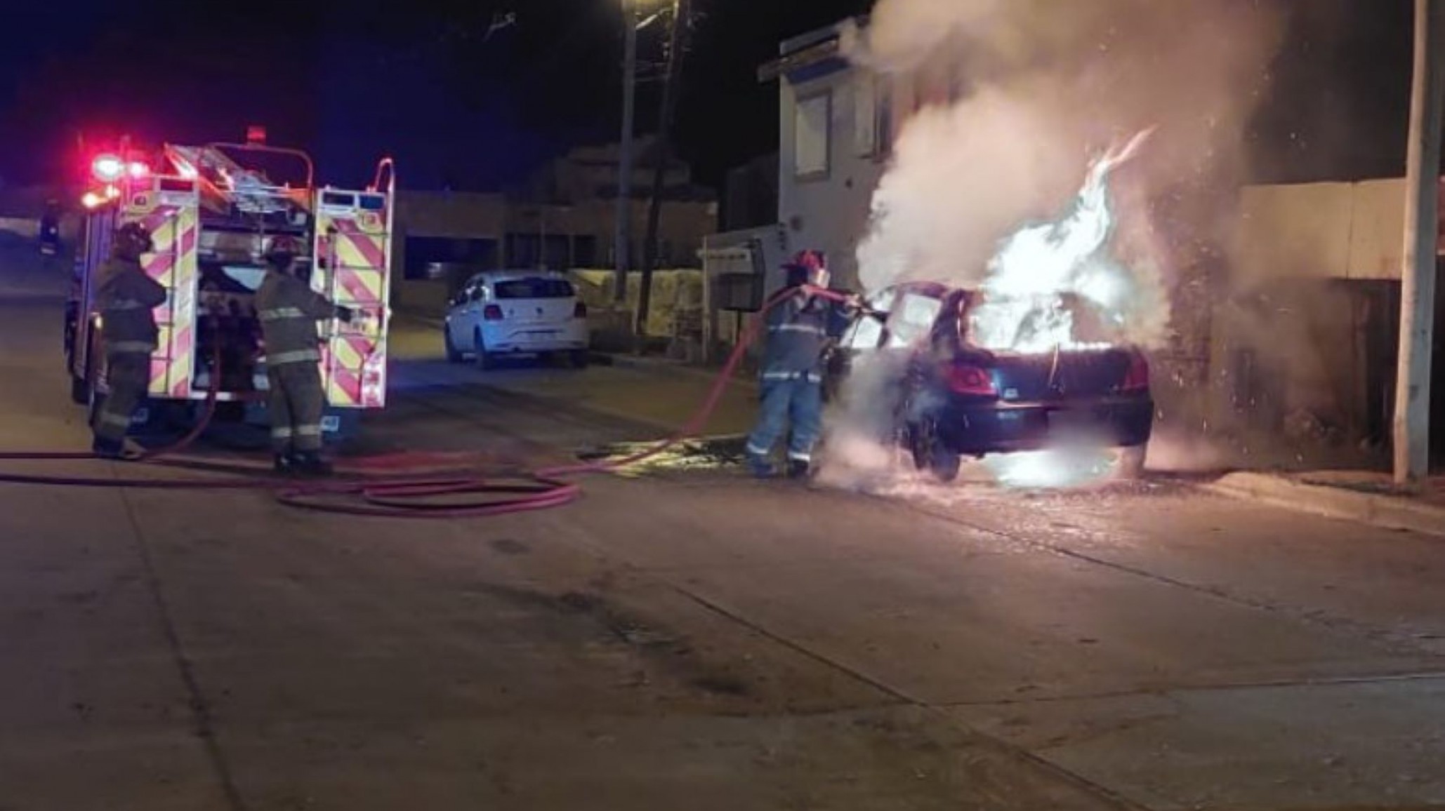 Se le incendió el auto mientras el dueño dormía en su casa