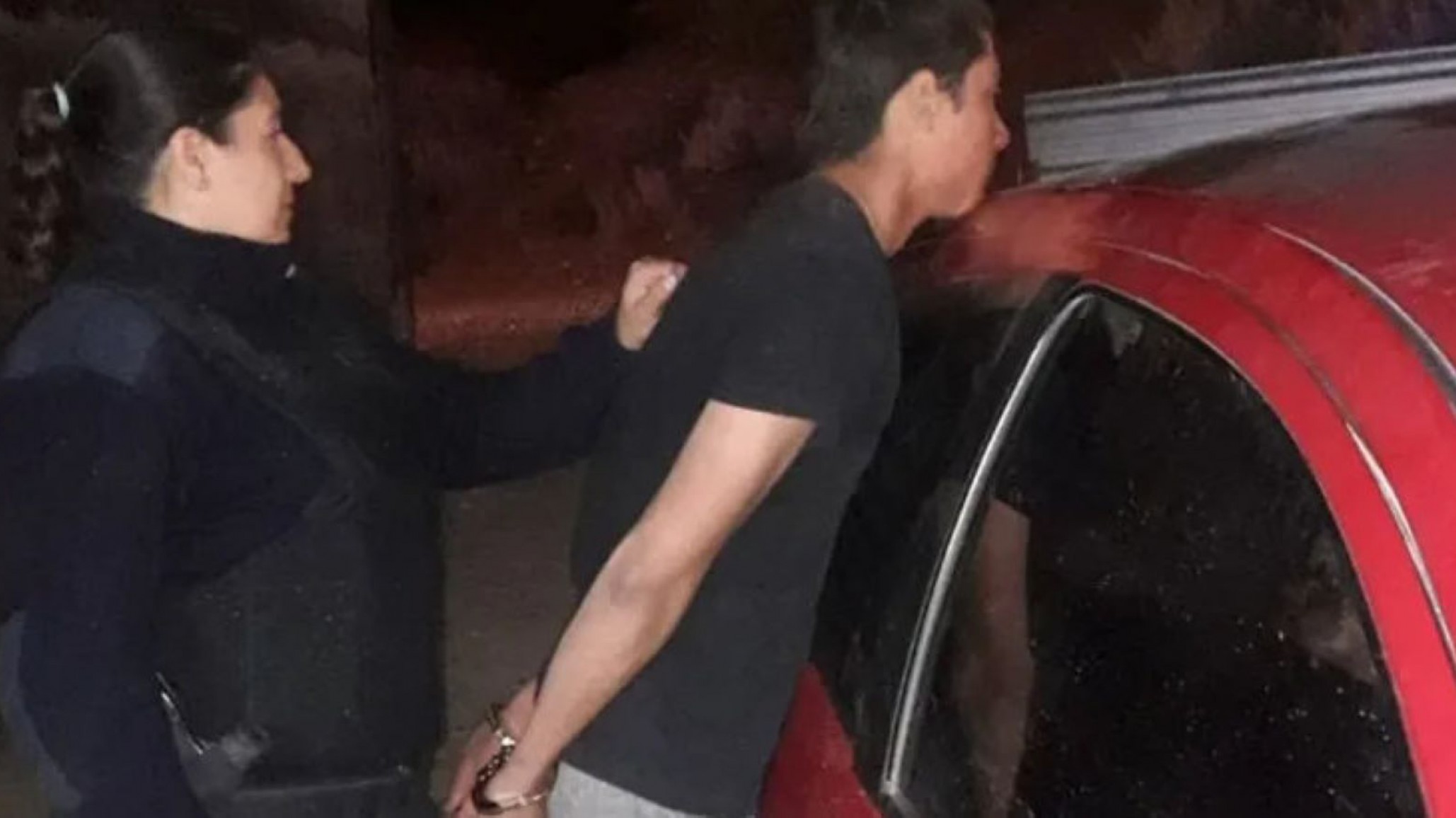 Encontró a 3 ladrones en su casa y salió a perseguirlos