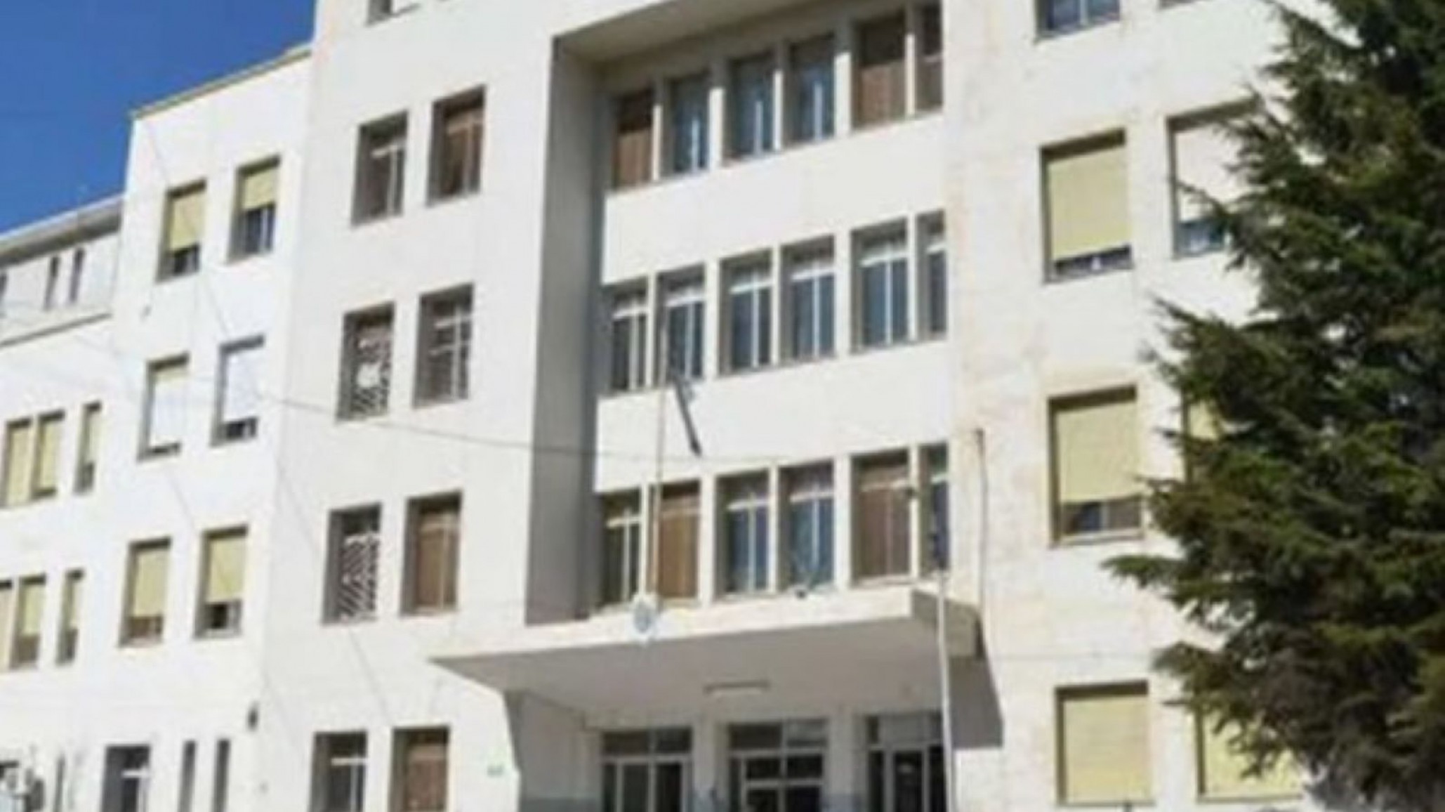 Adulto mayor se descompensó en la vereda del Liceo y fue trasladado al Hospital