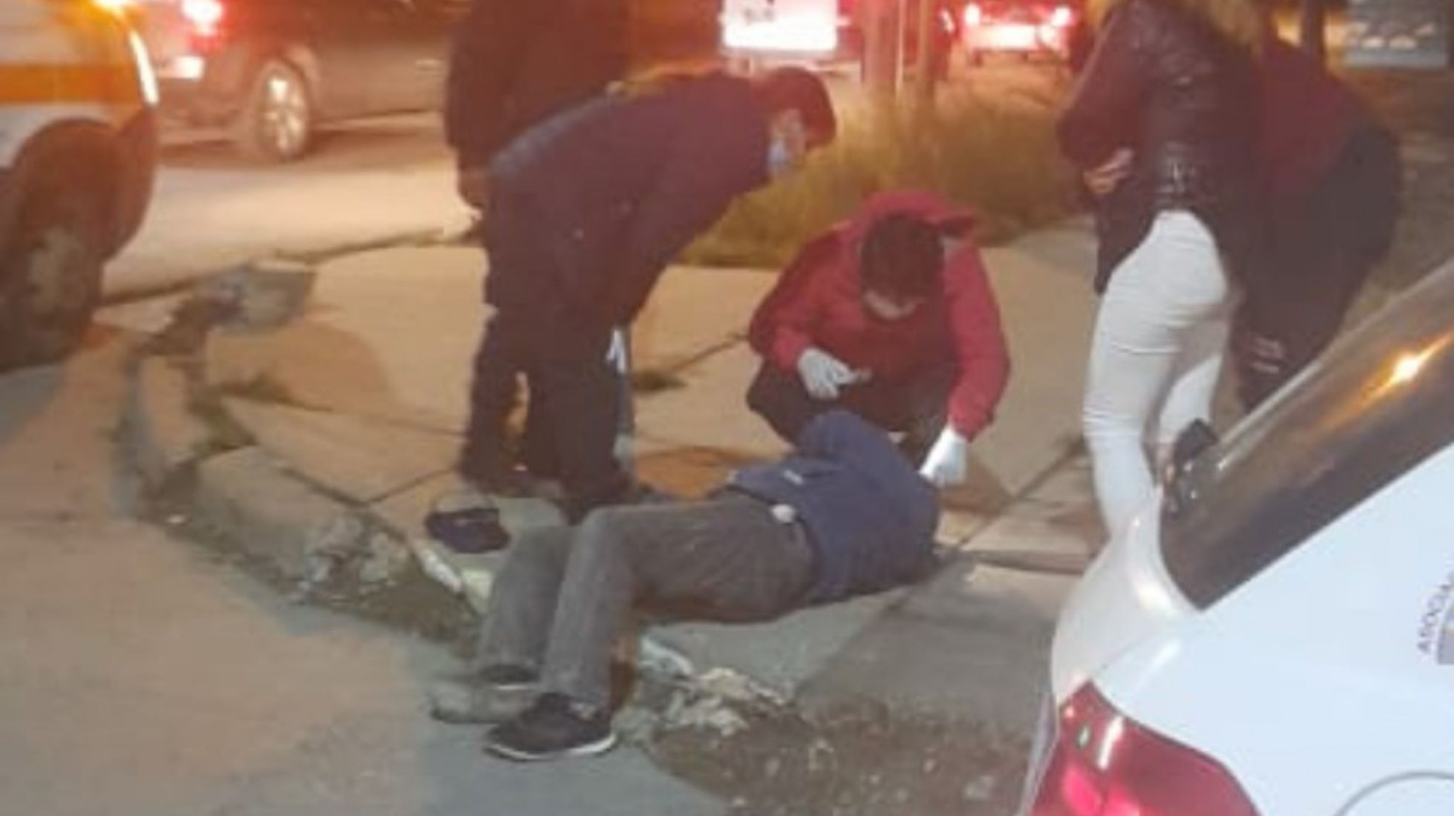 Un octogenario tropezó y golpeó su cabeza contra el asfalto