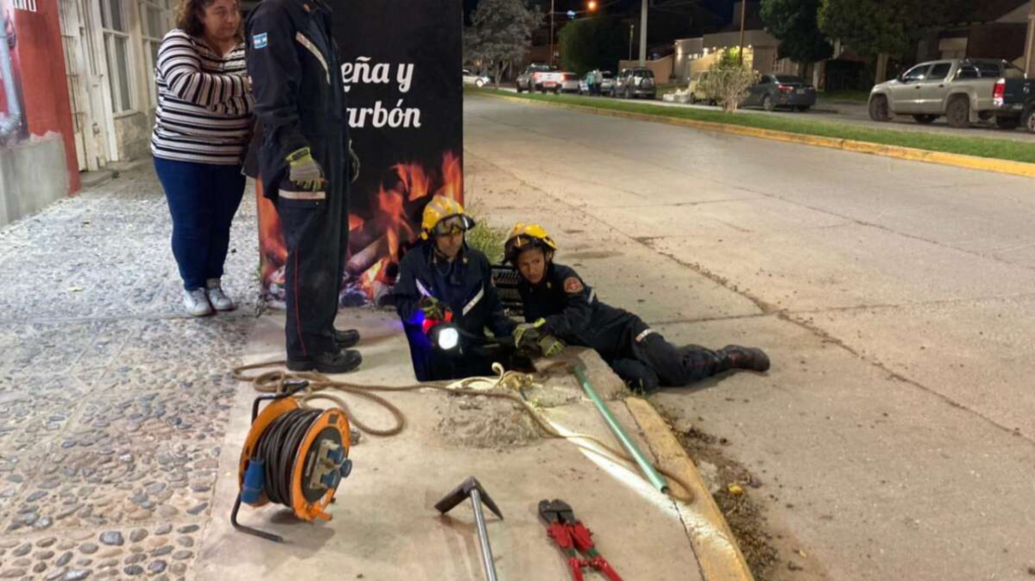 Un perro cayó en un pozo y tras varias horas los bomberos no lograron encontrarlo