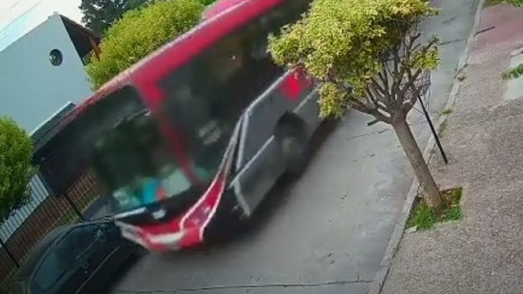 Un nene de 12 años robó un colectivo y manejó 30 cuadras: Su padre aseguró que los choferes le enseñaron a manejar