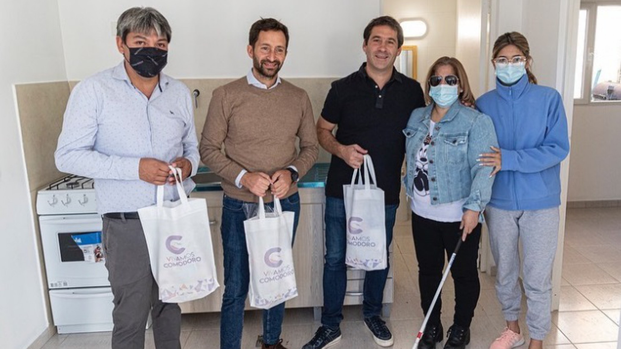 Entregaron casa a vecina con discapacidad “vivía en riesgo de derrumbe, ahora seguirá su tratamiento para operarse”