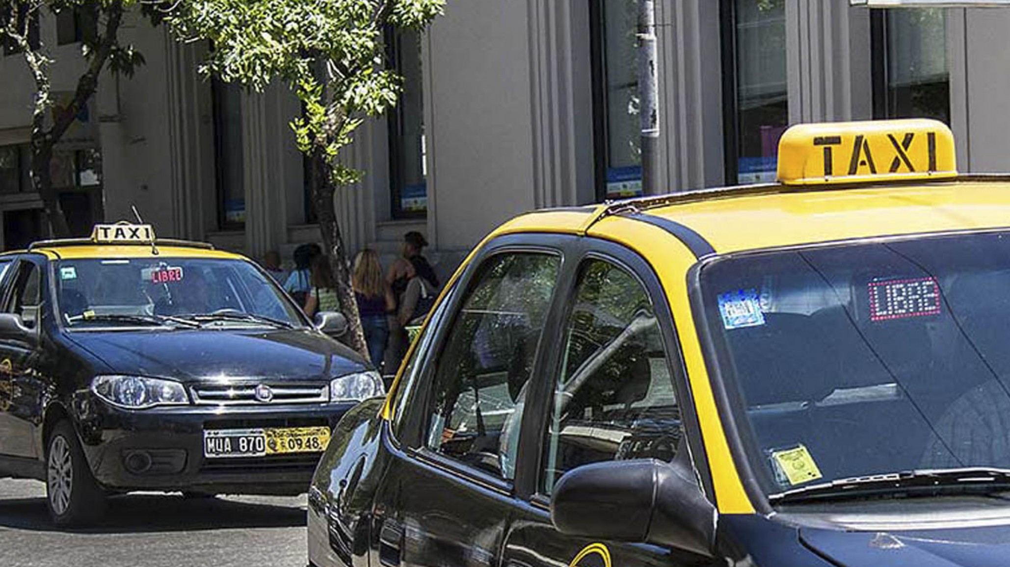 Le robaron a un taxista y tuvo que llevar a los policías en su auto para perseguir a los ladrones