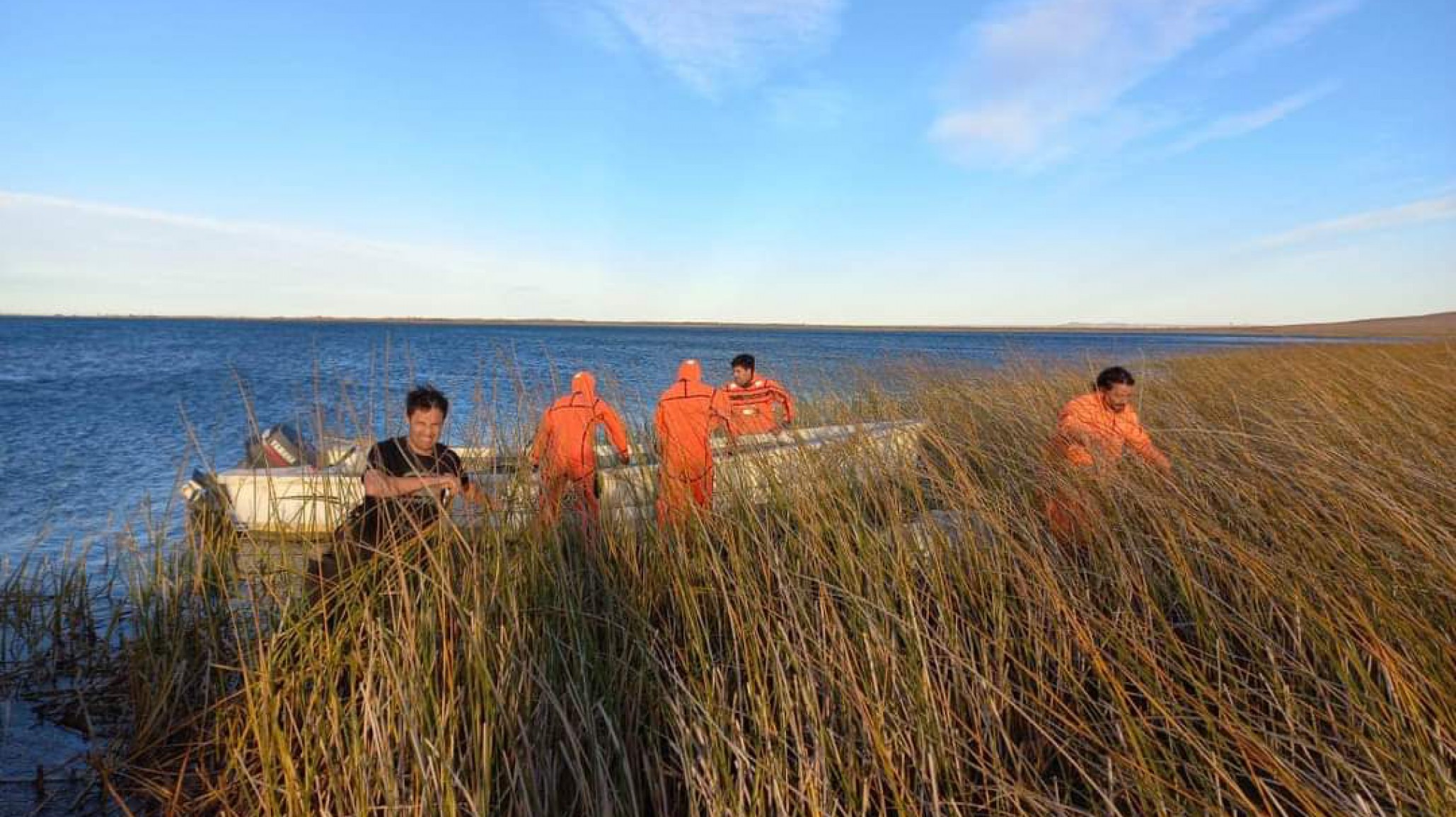 Continúa la búsqueda aérea, acuática y terrestre del nene de 4 años en el Lago Musters