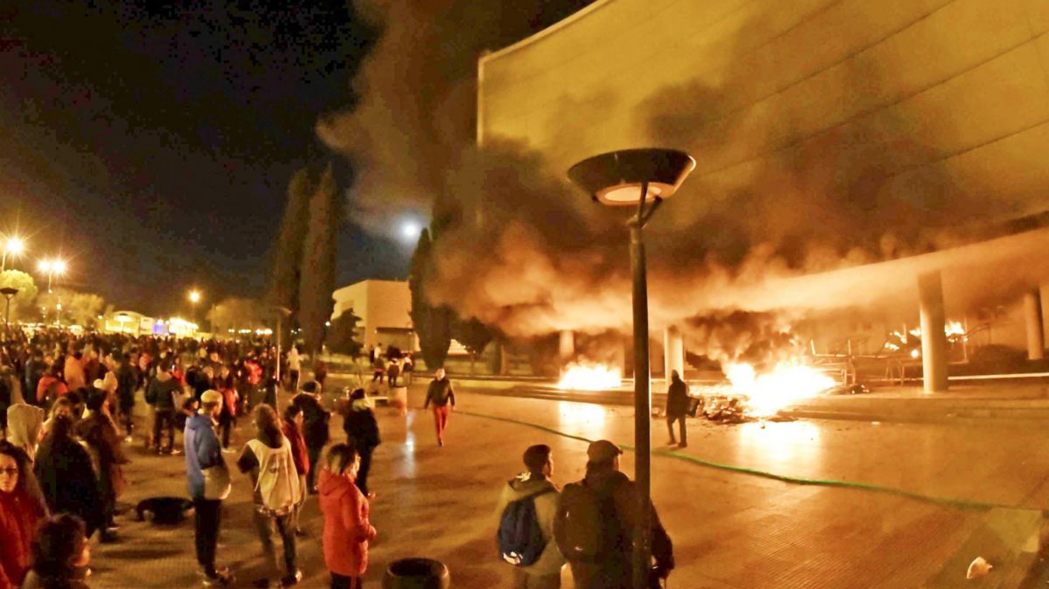 Un imputado por daños en Legislatura y Casa de Gobierno tendrá que dar apoyo escolar en una biblioteca