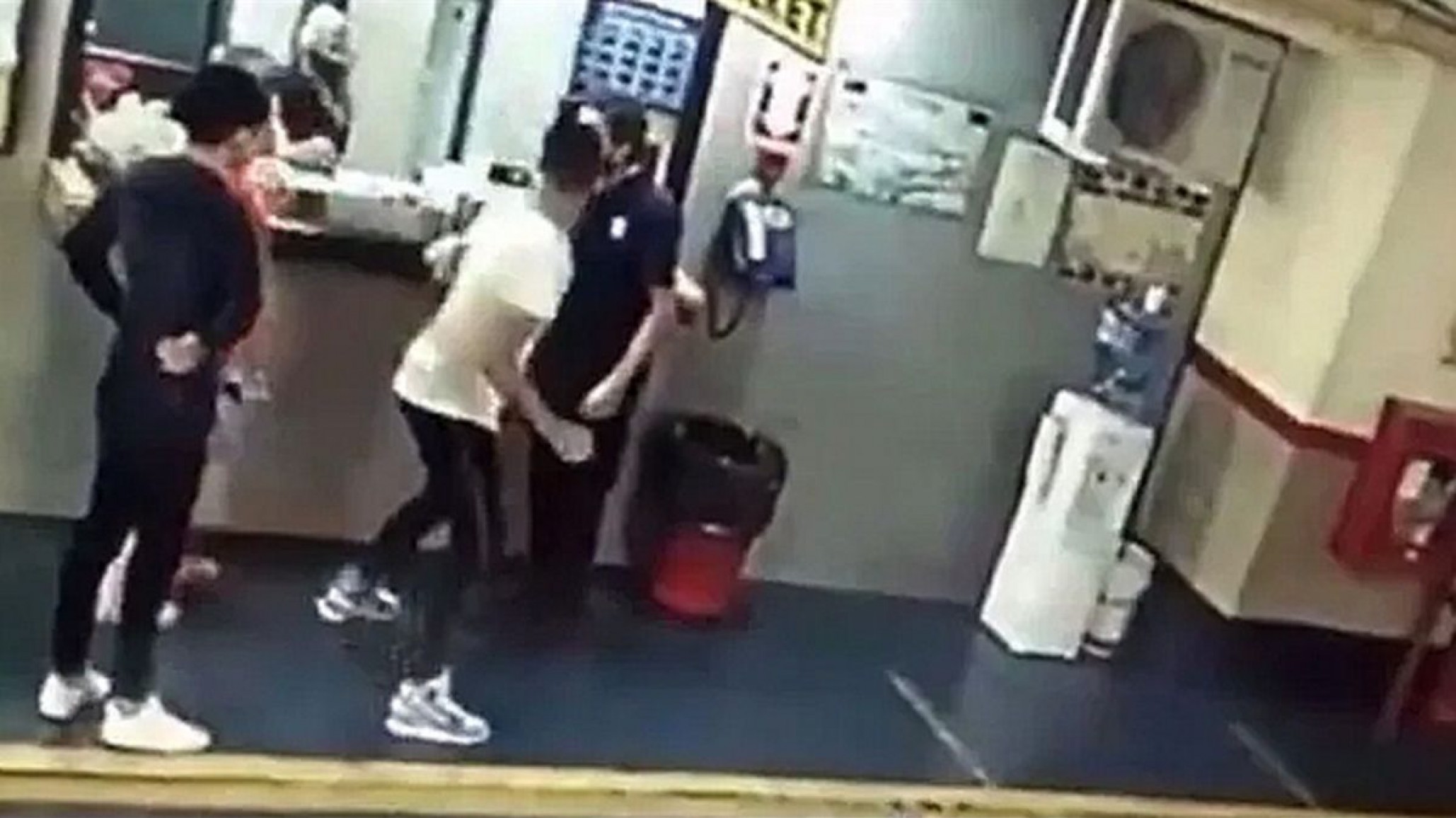 Se negó a declarar el adolescente acusado de agredir al playero Arturo López y seguirá detenido