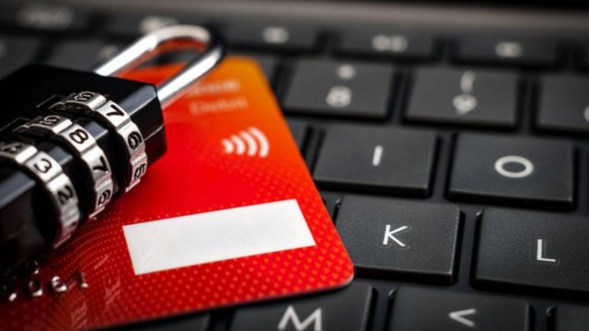 Fue a heladería, empleado le robó información y gastó $26.000 pesos en su nombre