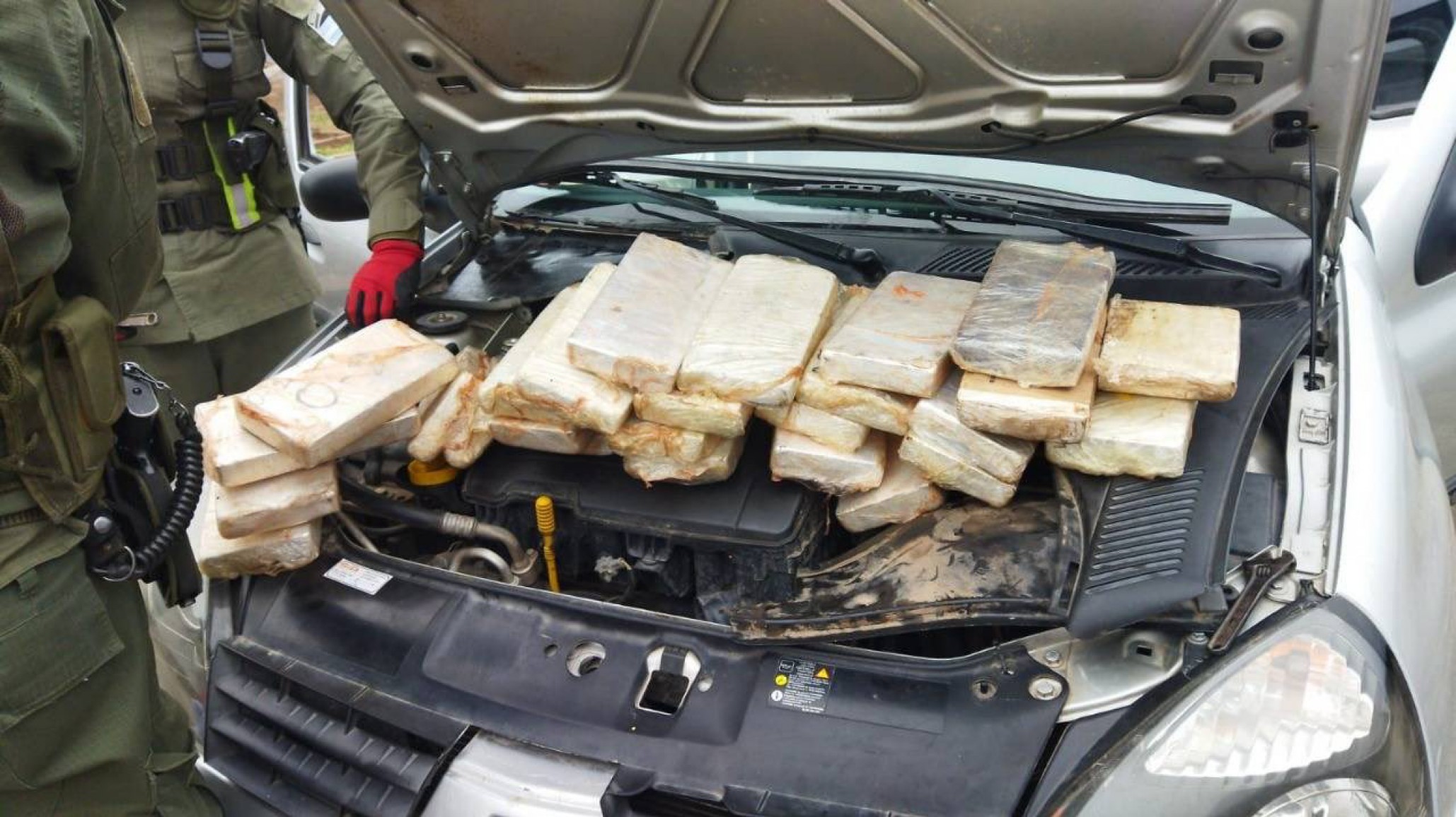Viajaban desde Salta a Tucumán con 28 kilos de cocaína escondidos en el capot de un auto y Gendarmería los descubrió