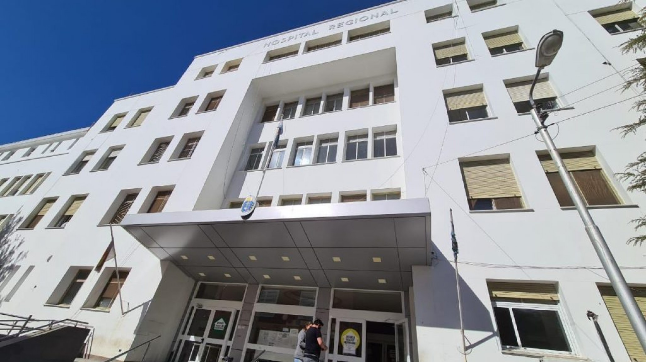 Un joven llegó al hospital en auto particular y con una herida de bala