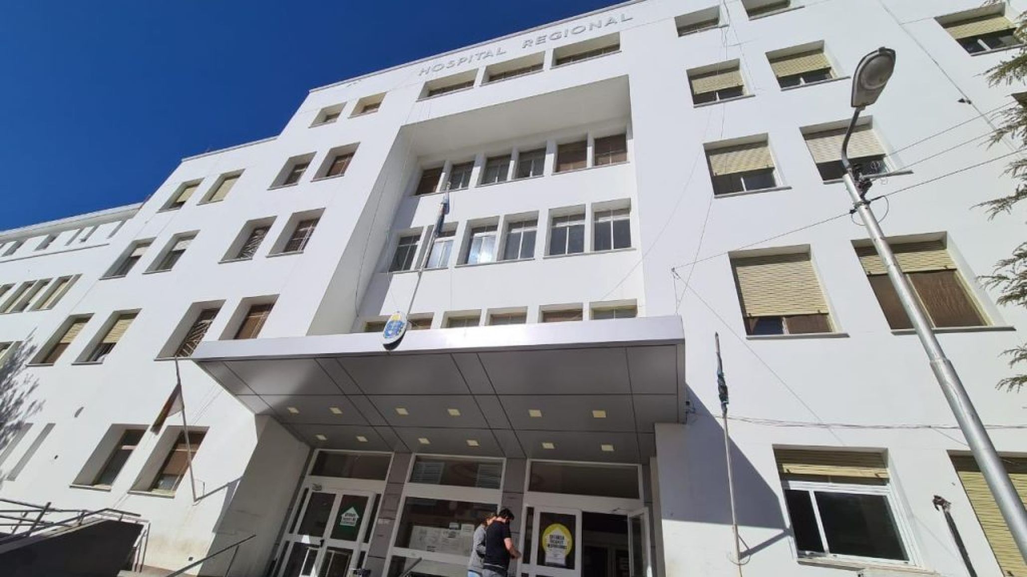 Un joven llegó al hospital en auto particular y con una herida de bala
