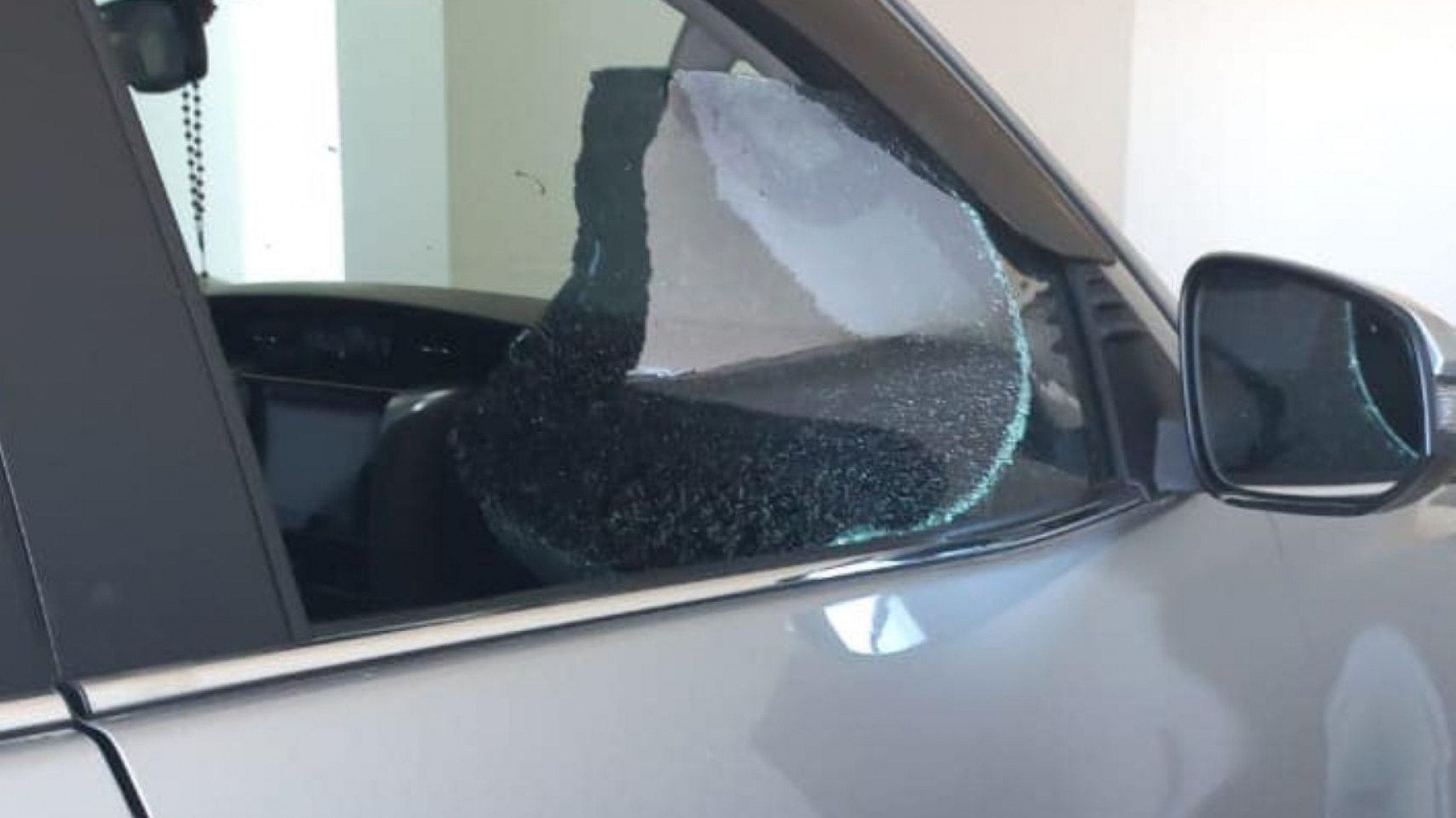 Rompieron vidrio de una camioneta y robaron una cartera con documentación de valor